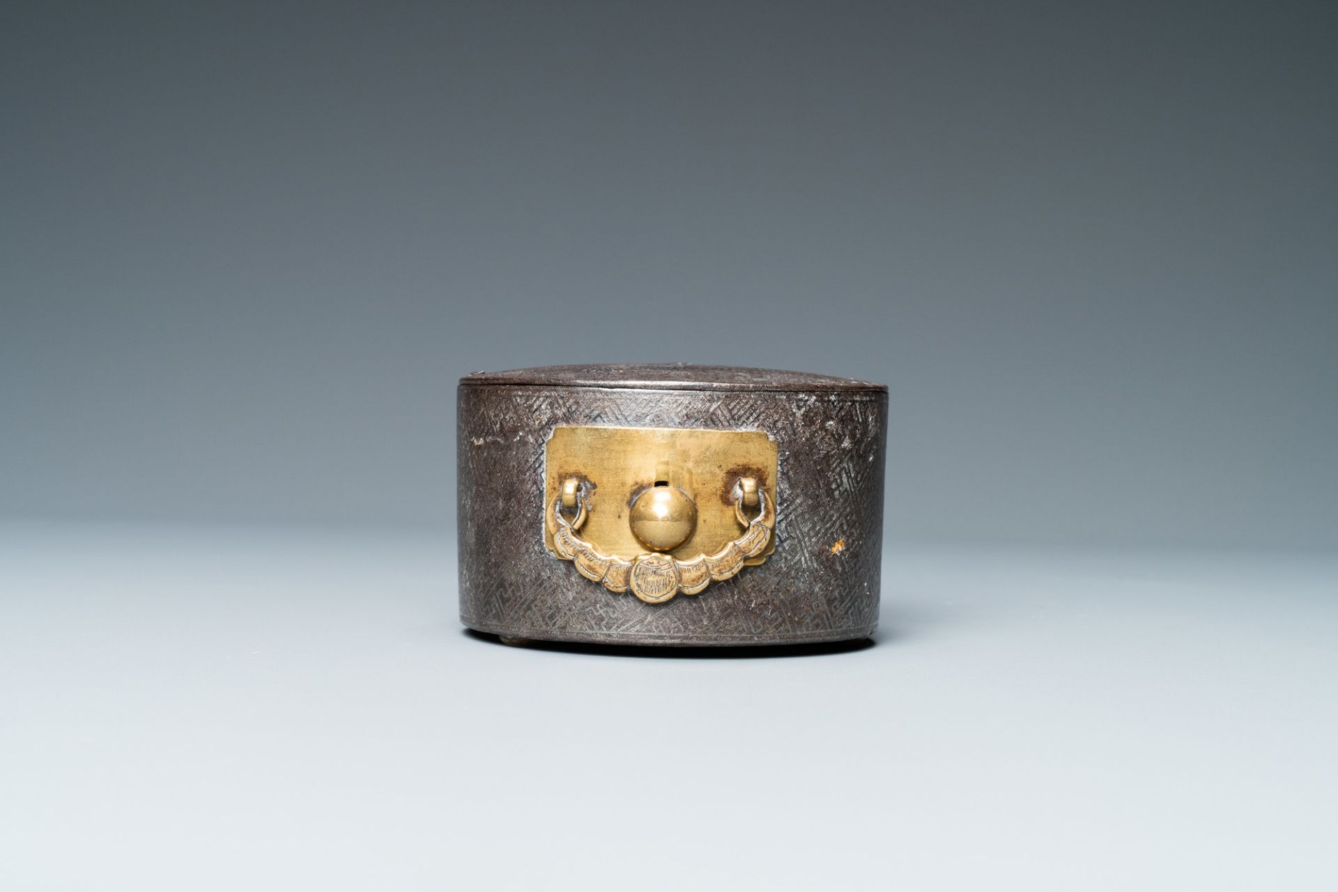A Korean silver-inlaid iron box and cover, probably Joseon, 16/17th C. - Bild 5 aus 9