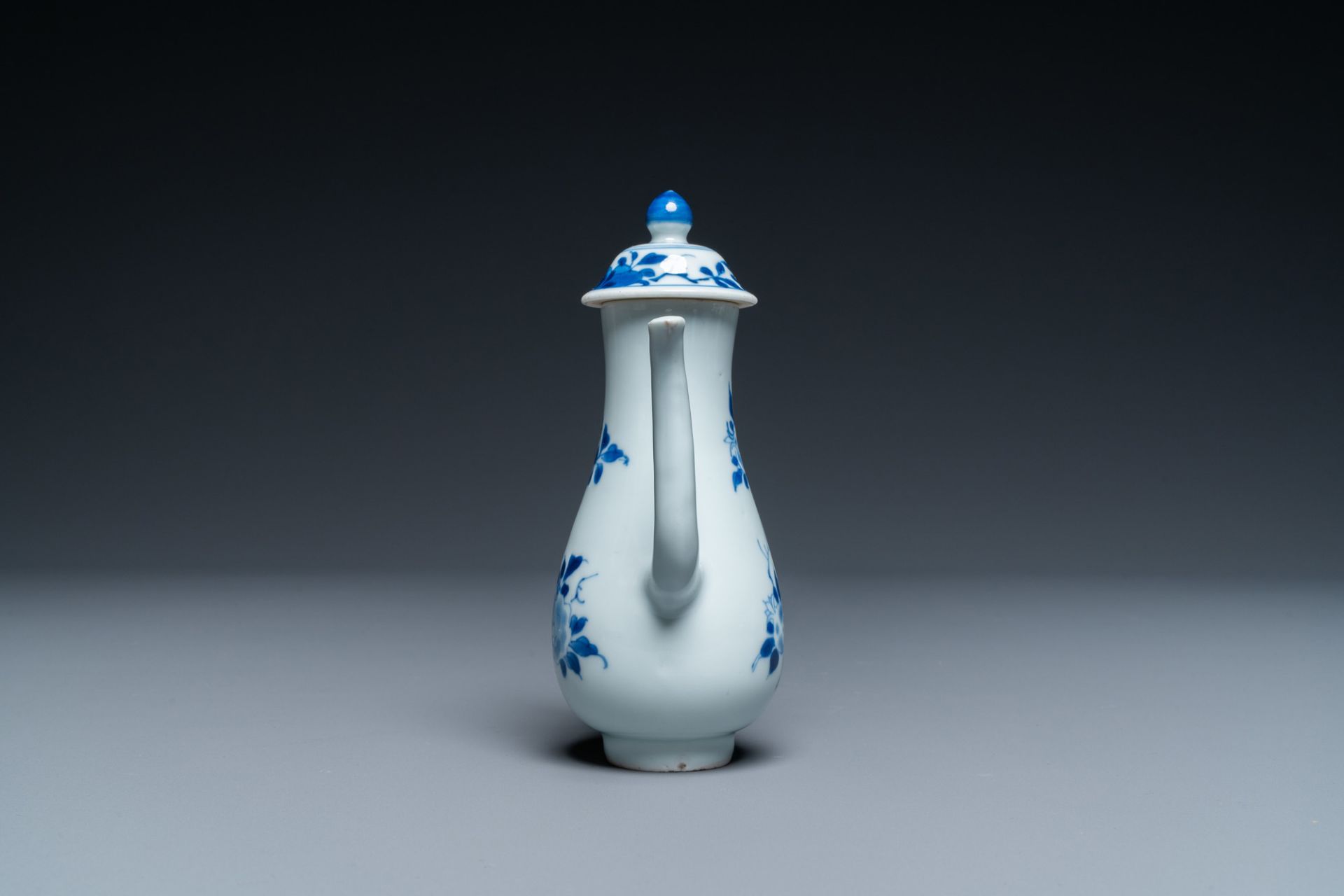 A Chinese blue and white ewer with floral design, Transitional period - Image 3 of 7