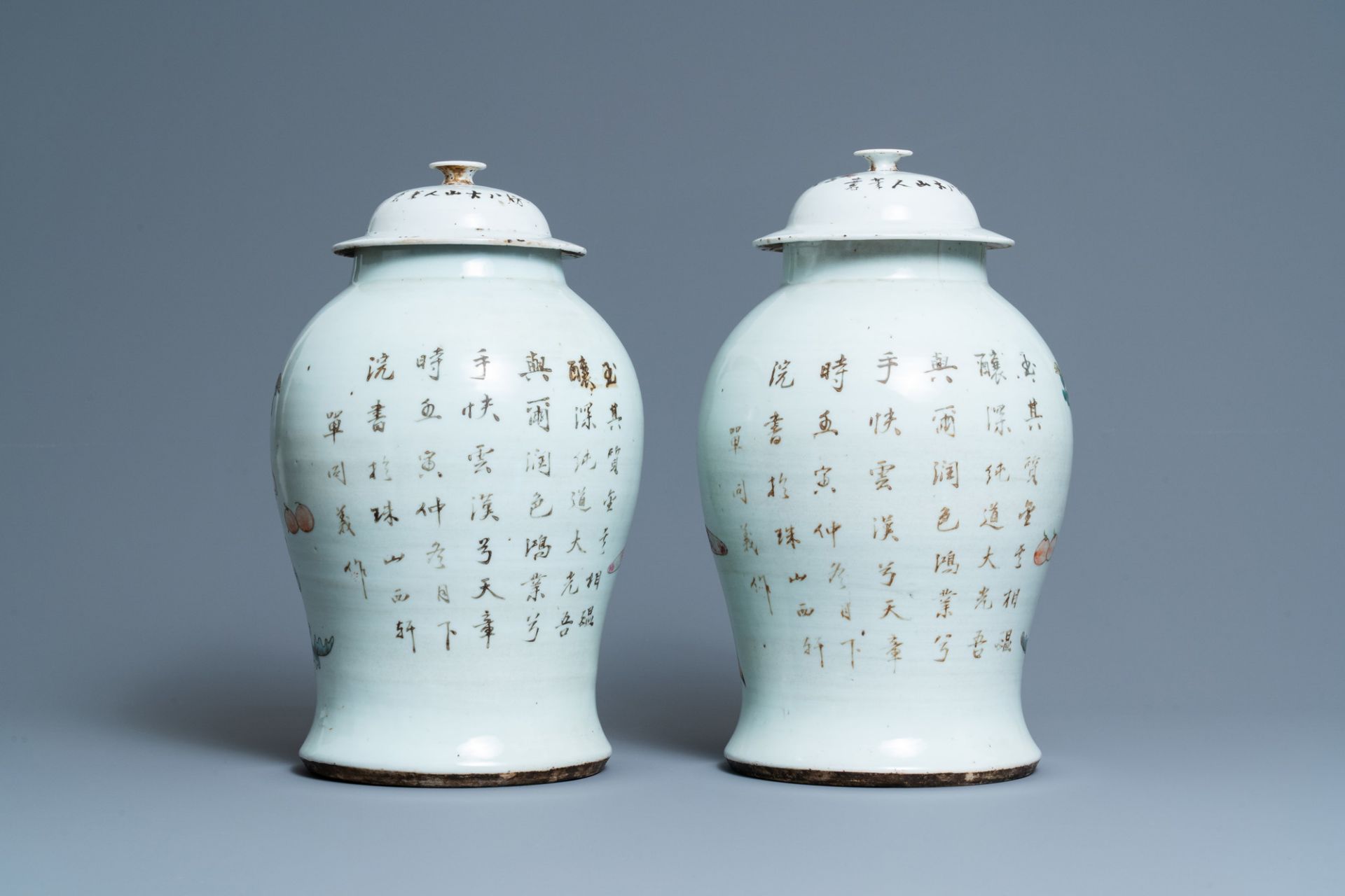 A pair of Chinese qianjiang cai vases and covers with antiquities, 19/20th C. - Bild 3 aus 6