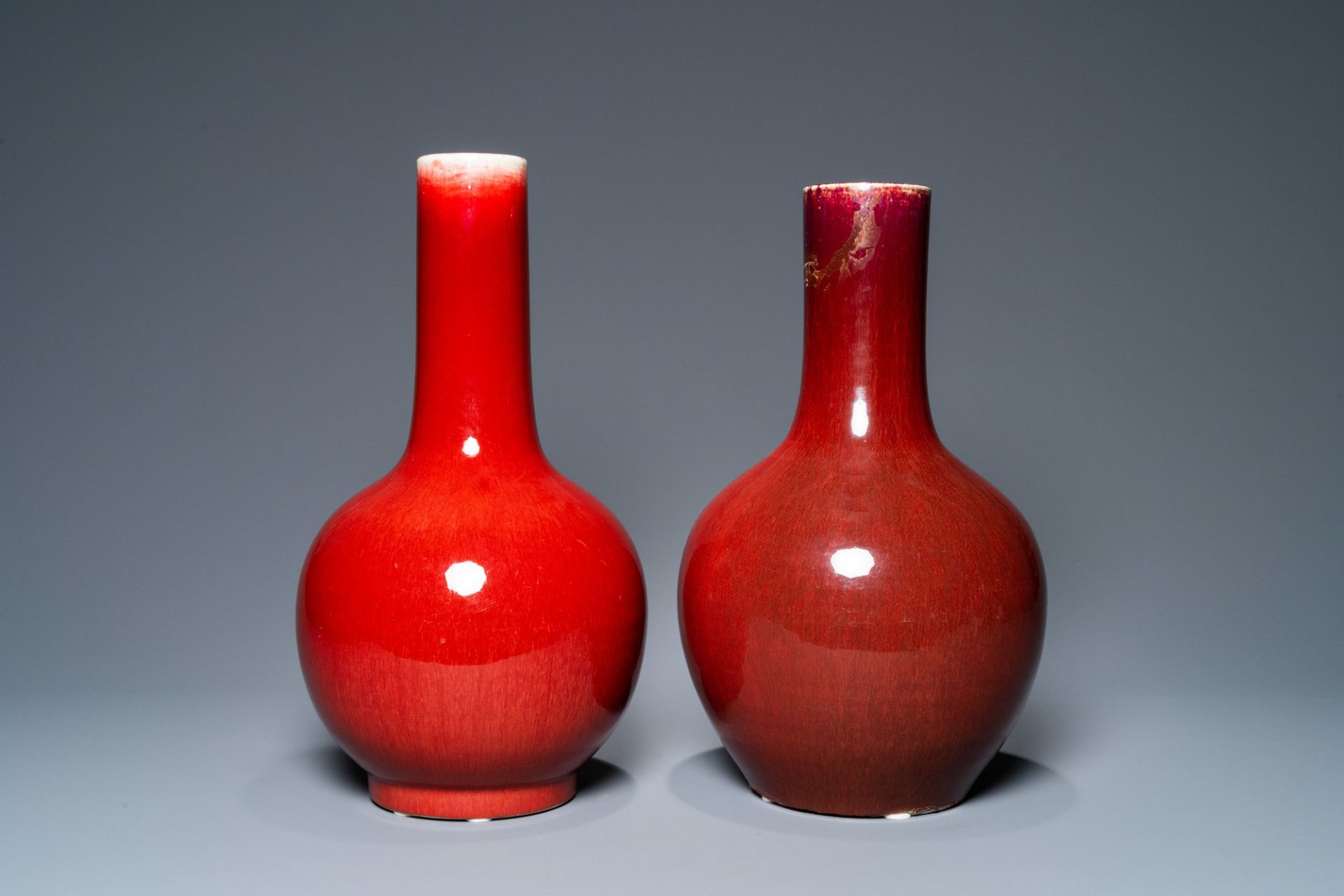 Two Chinese monochrome sang de boeuf bottle vases, 19/20th C. - Bild 4 aus 6
