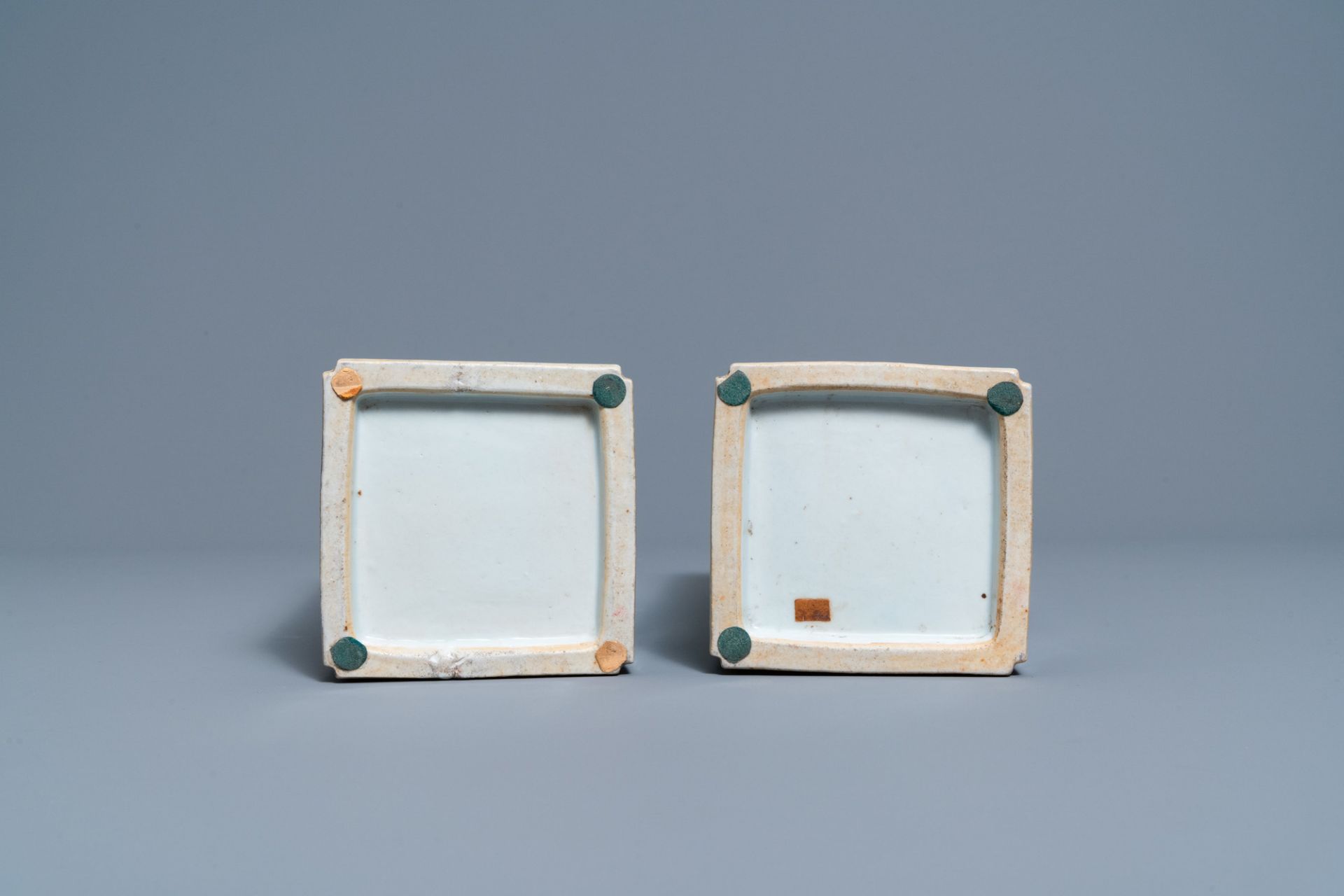 A pair of square Chinese qianjiang cai hat stands, 19/20th C. - Image 8 of 8
