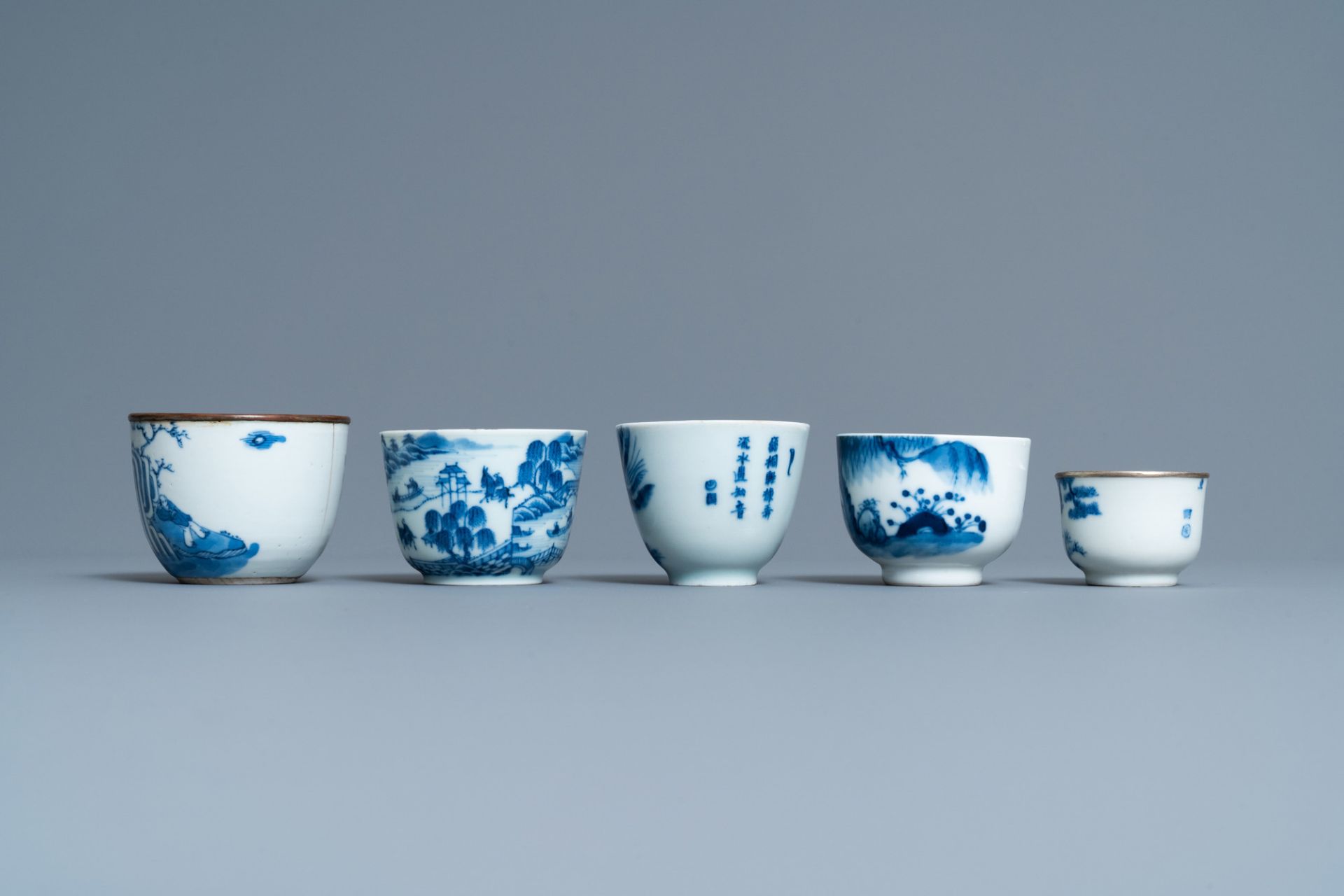Five Chinese blue and white 'Bleu de Hue' cups for the Vietnamese market, 19th C. - Bild 5 aus 7