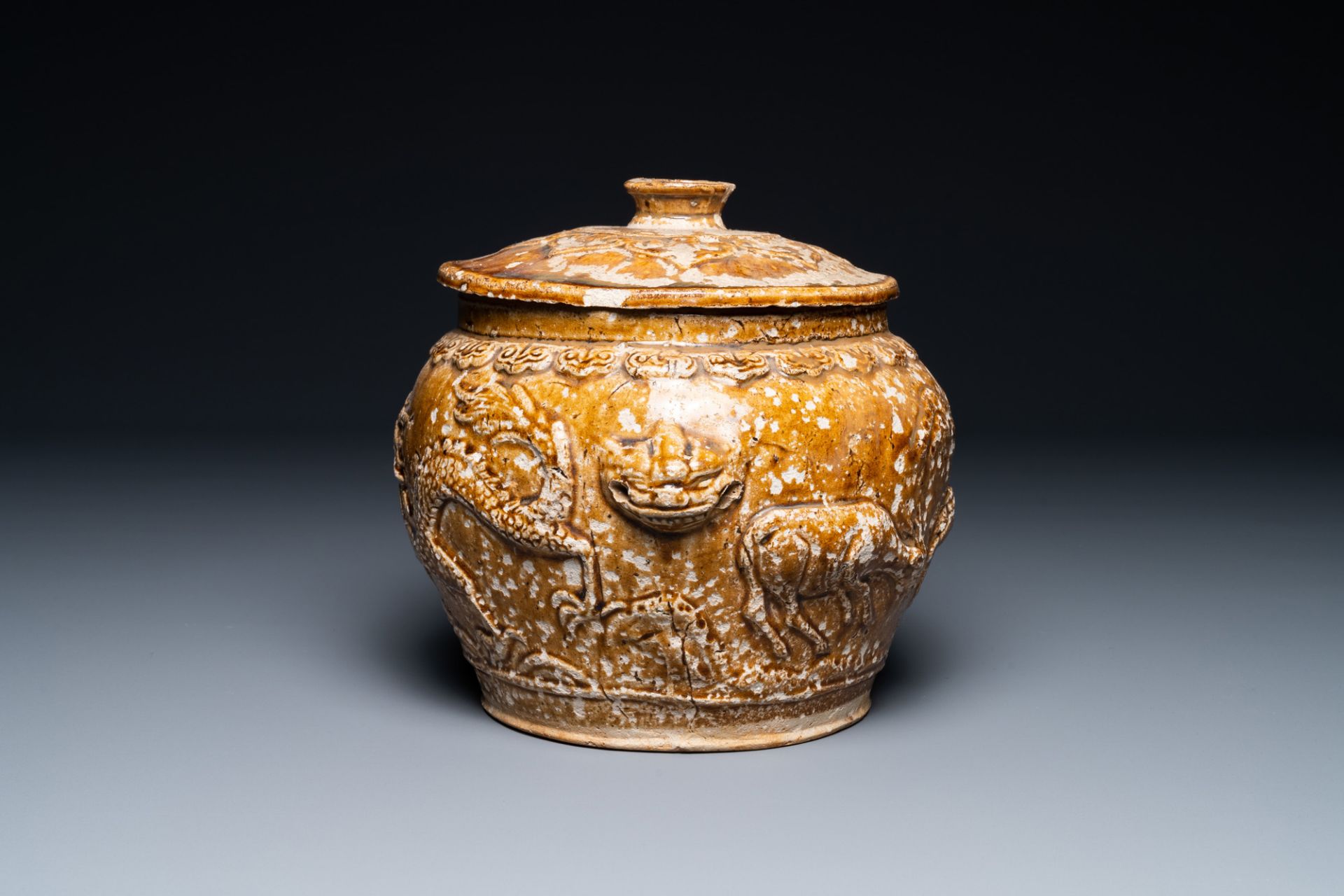 A Vietnamese brown-glazed 'dragon and deer' bowl and cover, 15/16th C. - Image 3 of 7