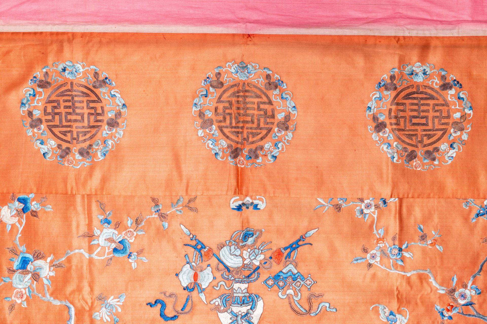Three Chinese embroidered silk panels with elephants and buddhist lions, 19th C. - Bild 18 aus 20