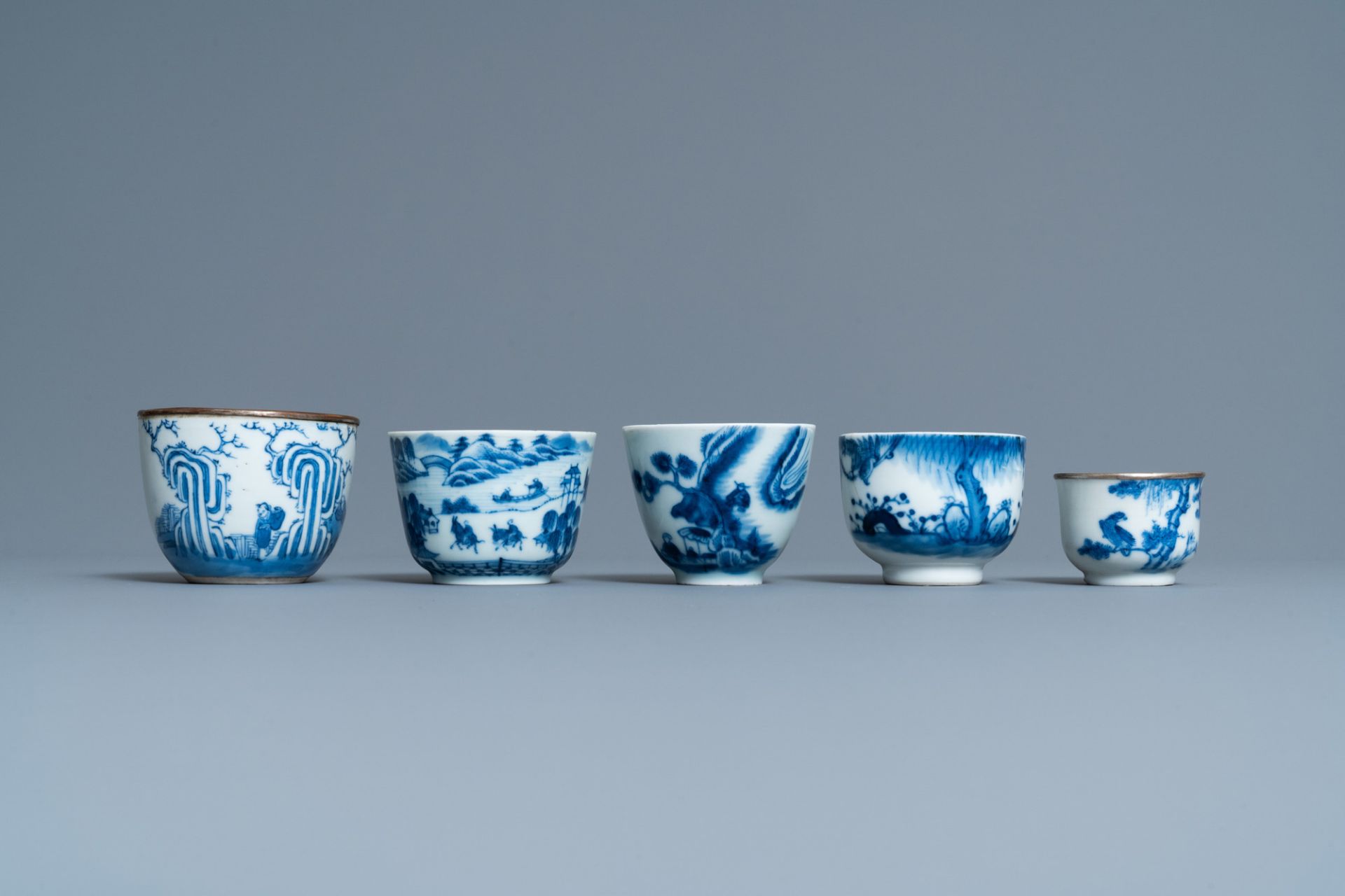 Five Chinese blue and white 'Bleu de Hue' cups for the Vietnamese market, 19th C. - Bild 2 aus 7