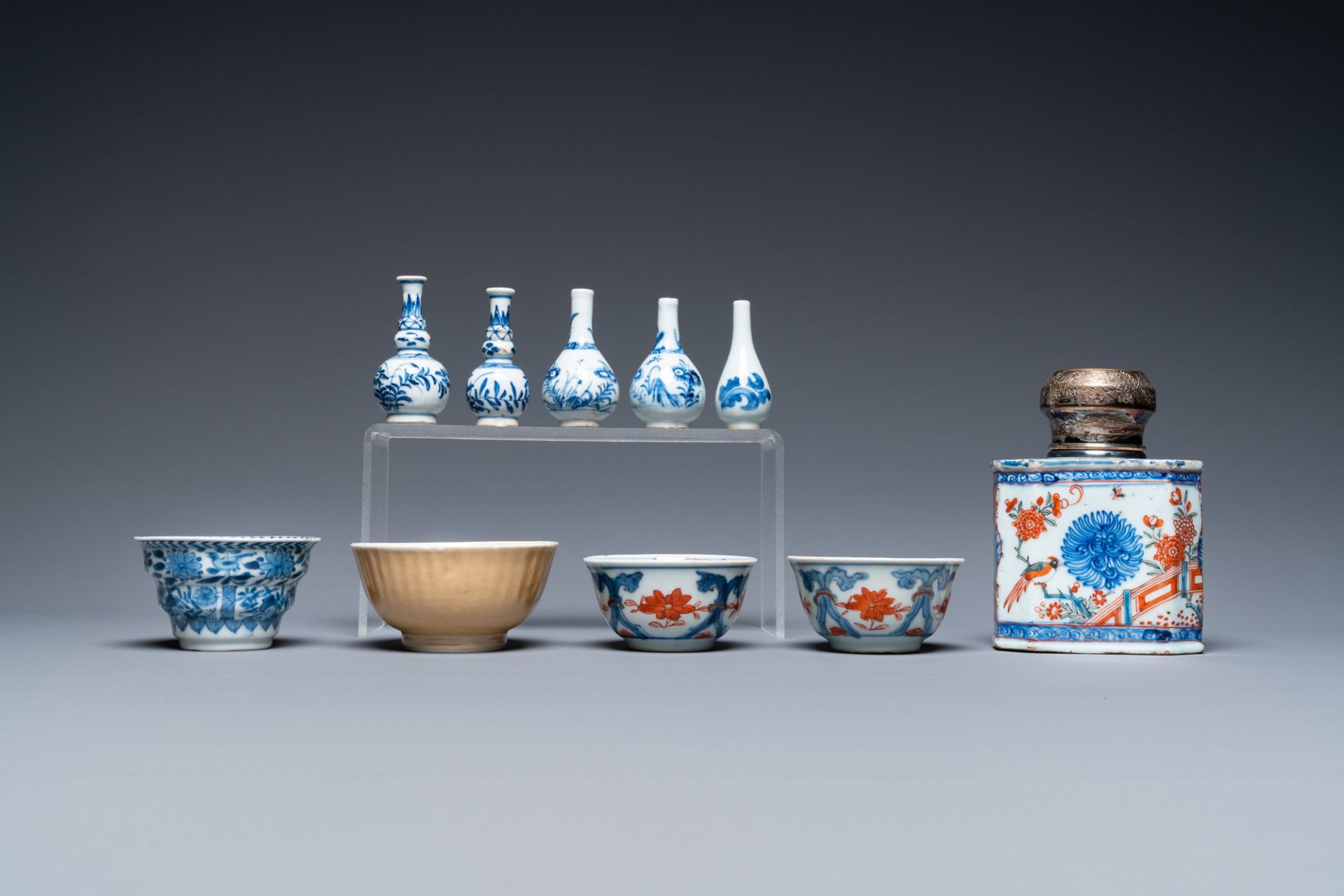 A varied collection of Chinese blue and white, famille rose and Imari-style porcelain, Kangxi/Qianlo - Image 6 of 13