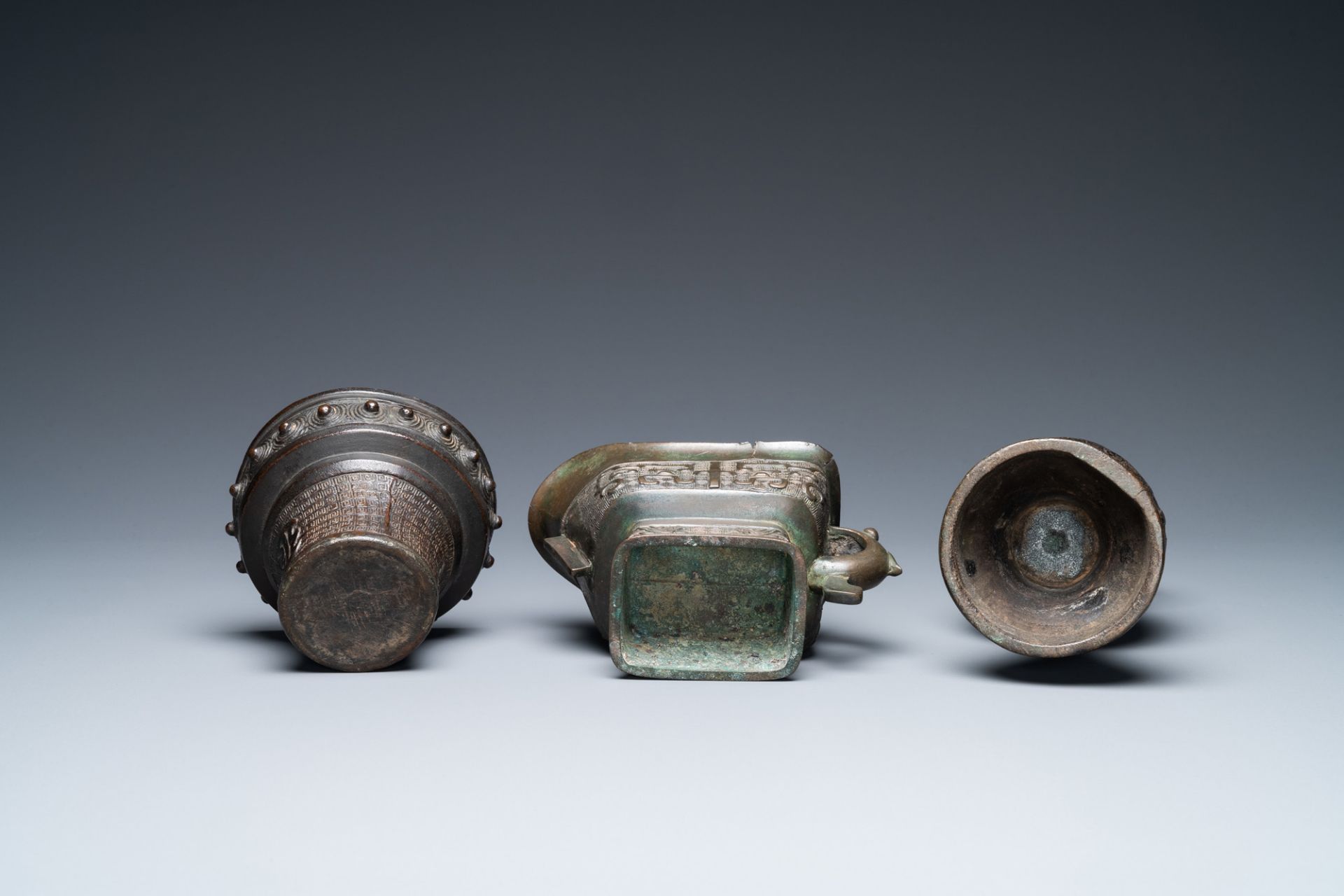 A Chinese bronze vase, a ewer and a censer, Ming/Qing - Bild 7 aus 9