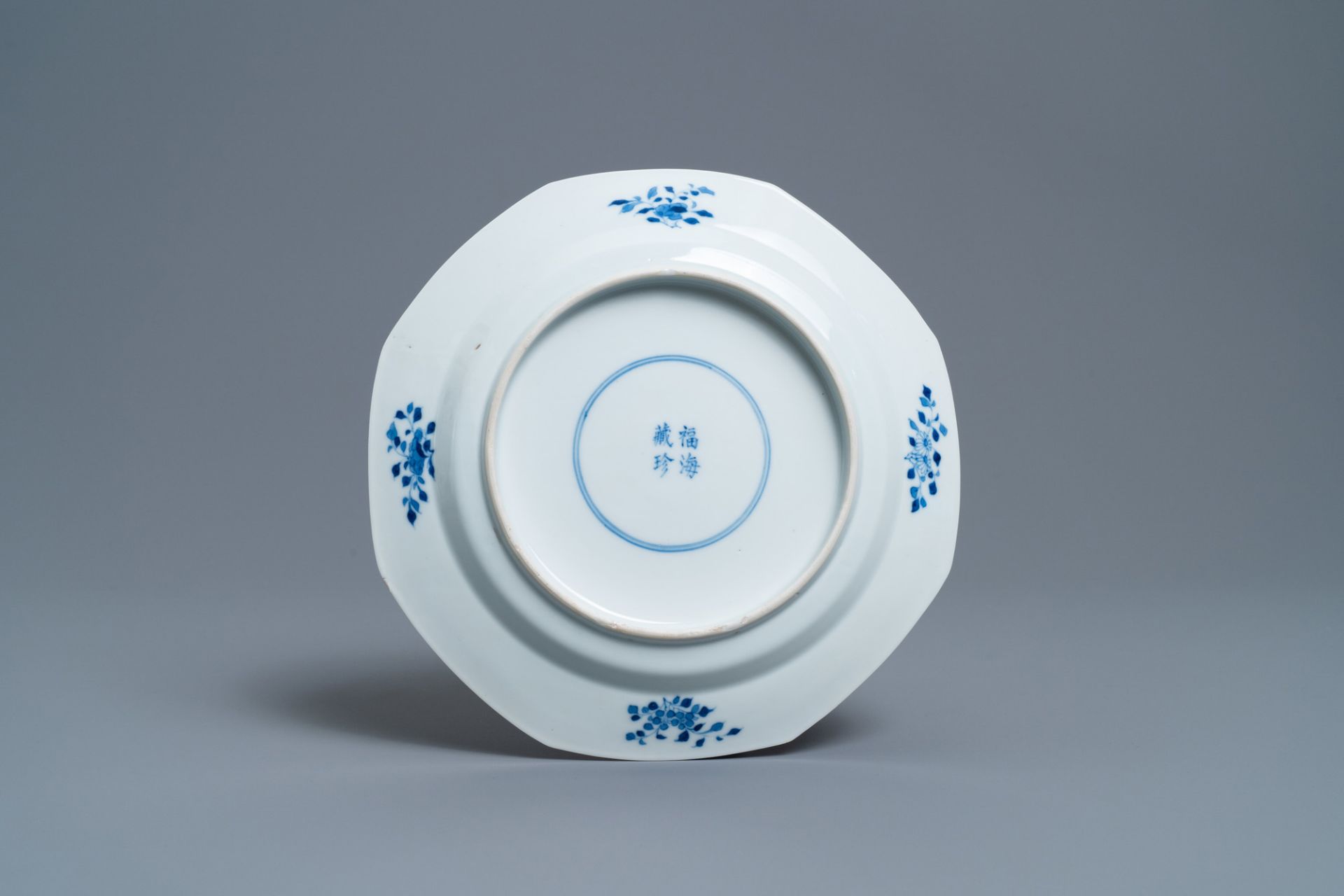 An octagonal Chinese blue and white plate, 'Fu hai cang zhen' mark, 19th C. - Image 2 of 2