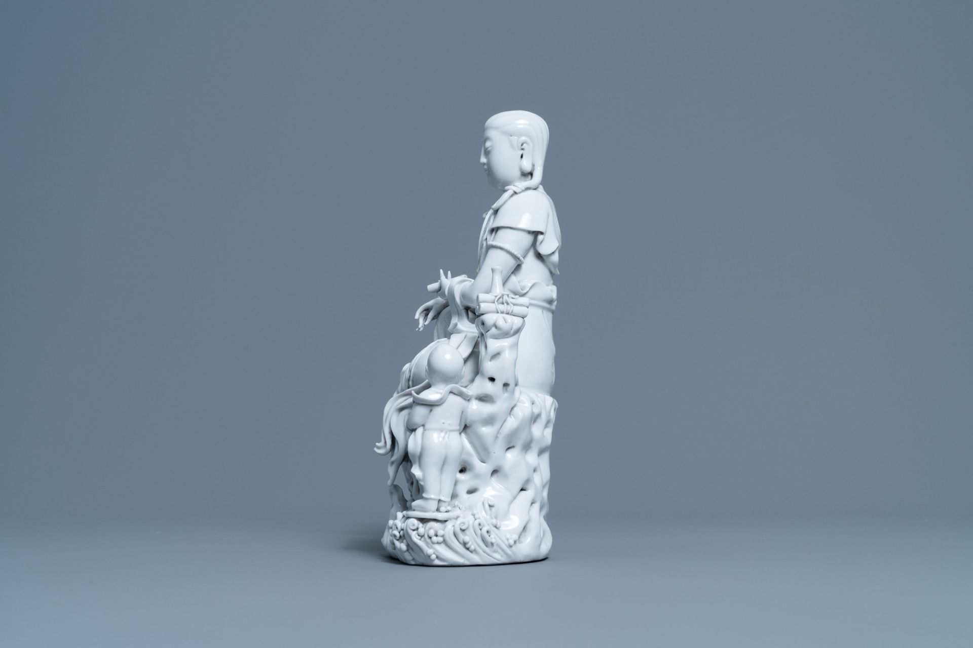 A Chinese Dehua blanc de Chine figure of Guanyin, He Chaozong mark, 20th C. - Image 5 of 7