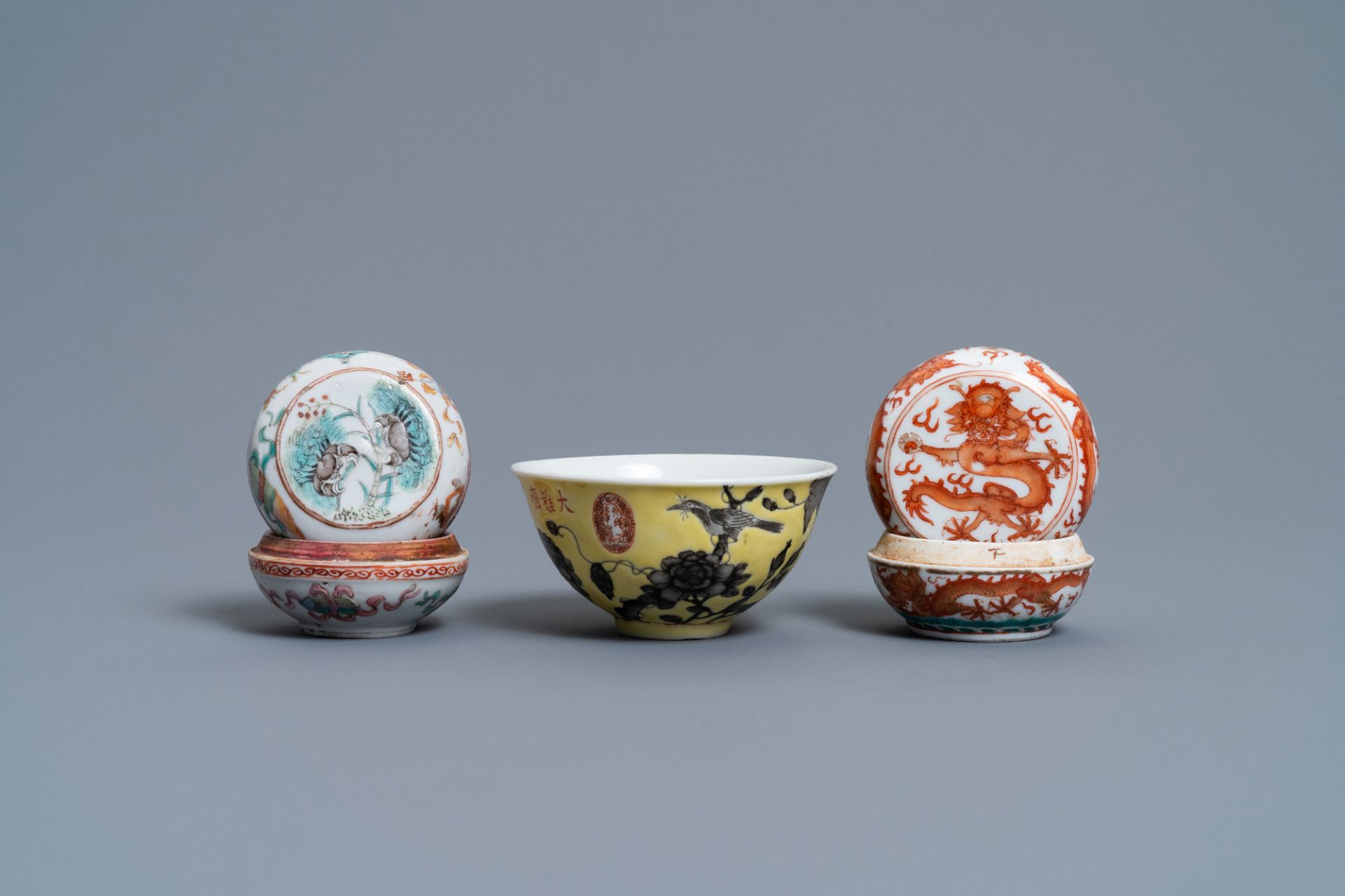 A Chinese Dayazhai yellow-ground bowl and two seal paste boxes, 19th C. - Image 2 of 9