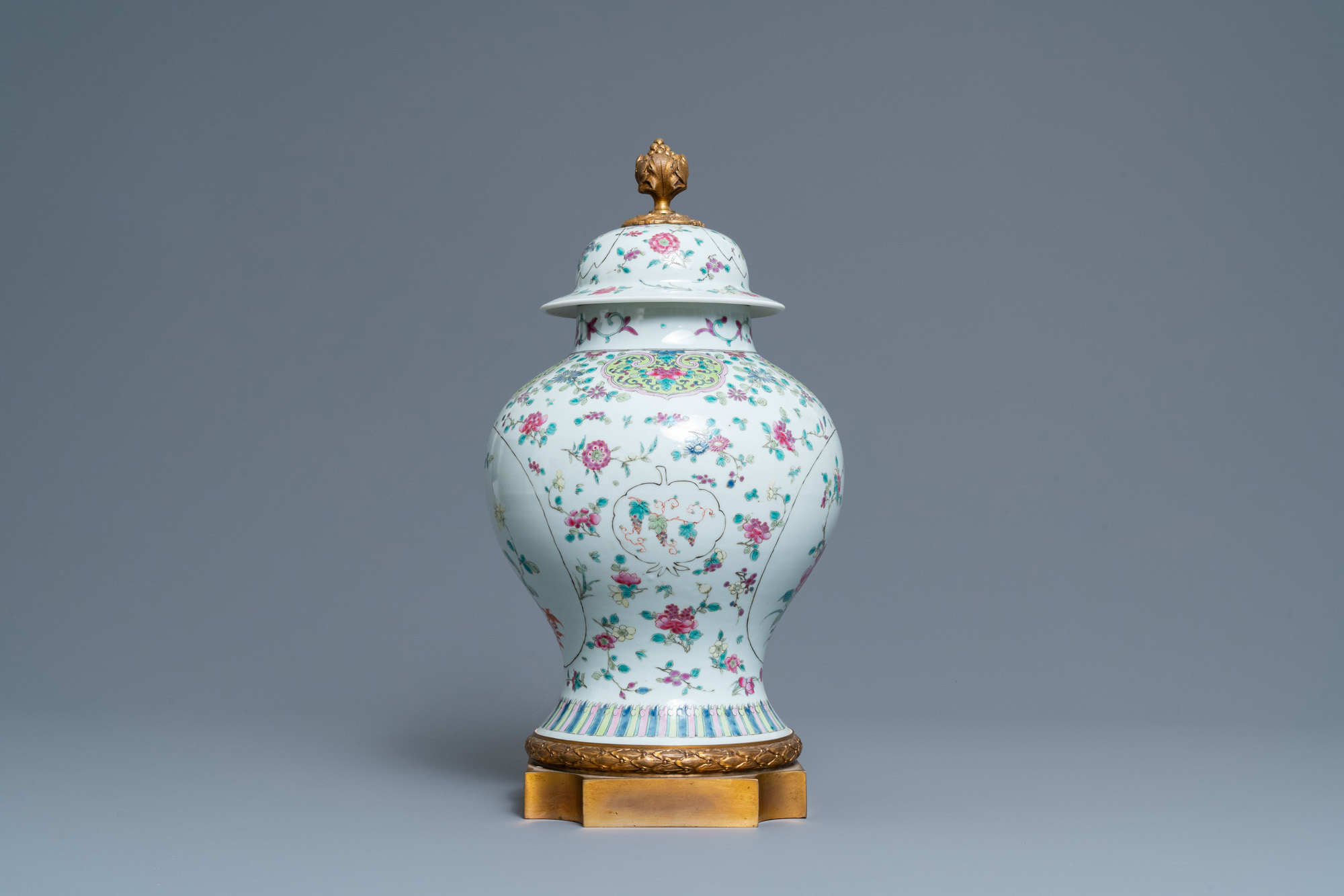 A Chinese famille rose vase and cover with gilt bronze mounts, 19th C. - Image 2 of 6