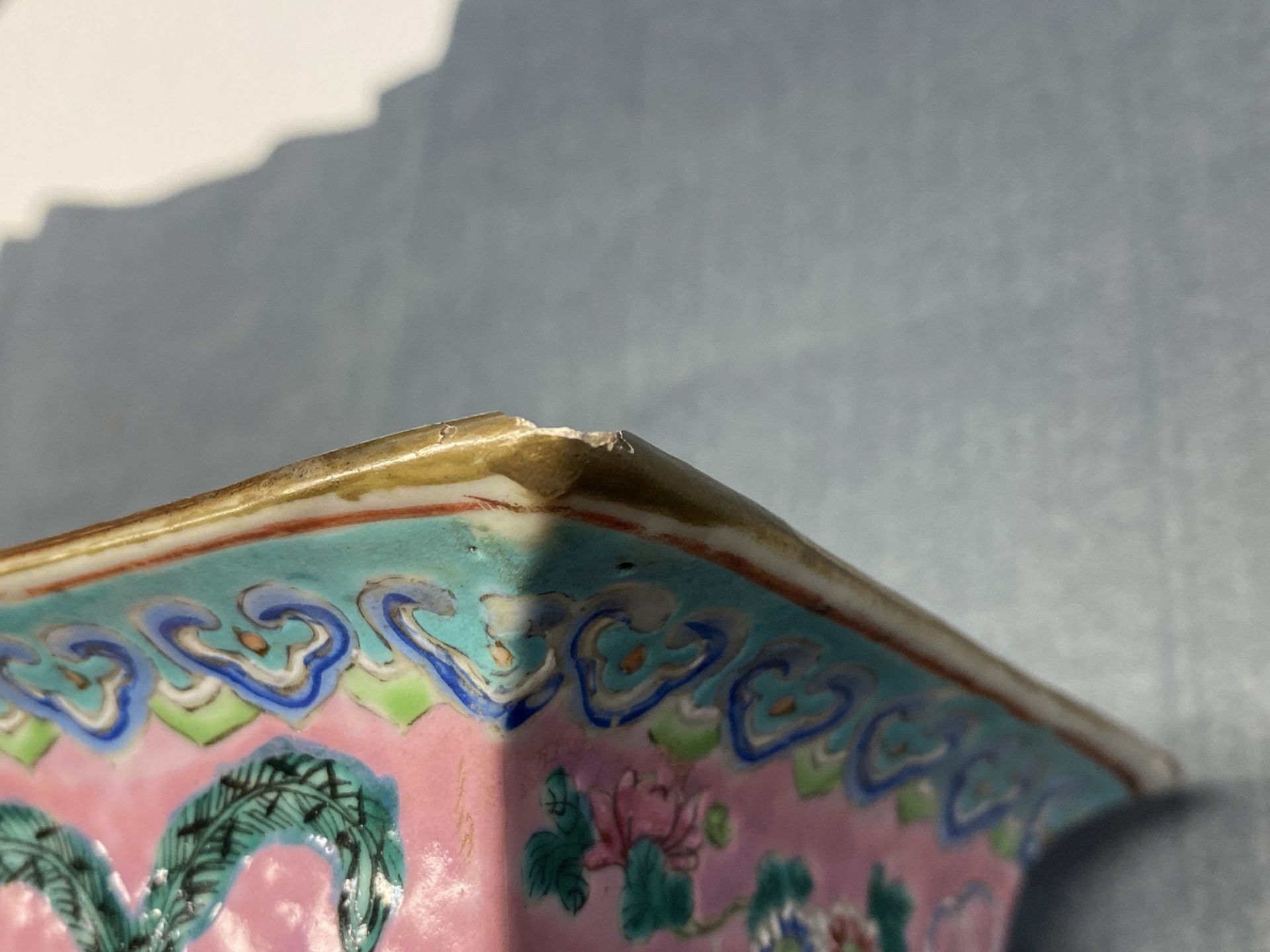 A square Chinese pink-ground famille rose 'antiquities' vase, 19th C. - Image 7 of 14