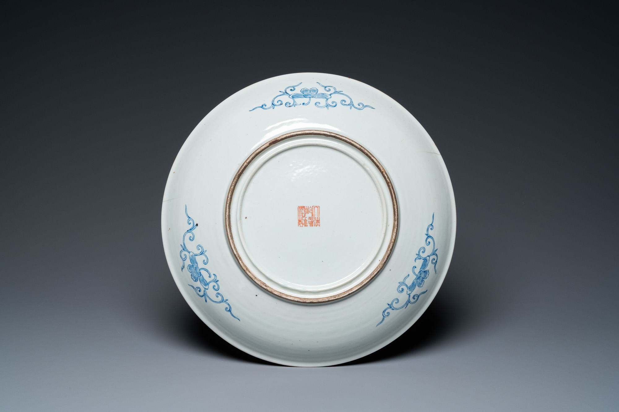 A Chinese famille rose dish, a blue and white bowl and a sang de boeuf vase, 19/20th C. - Image 3 of 9