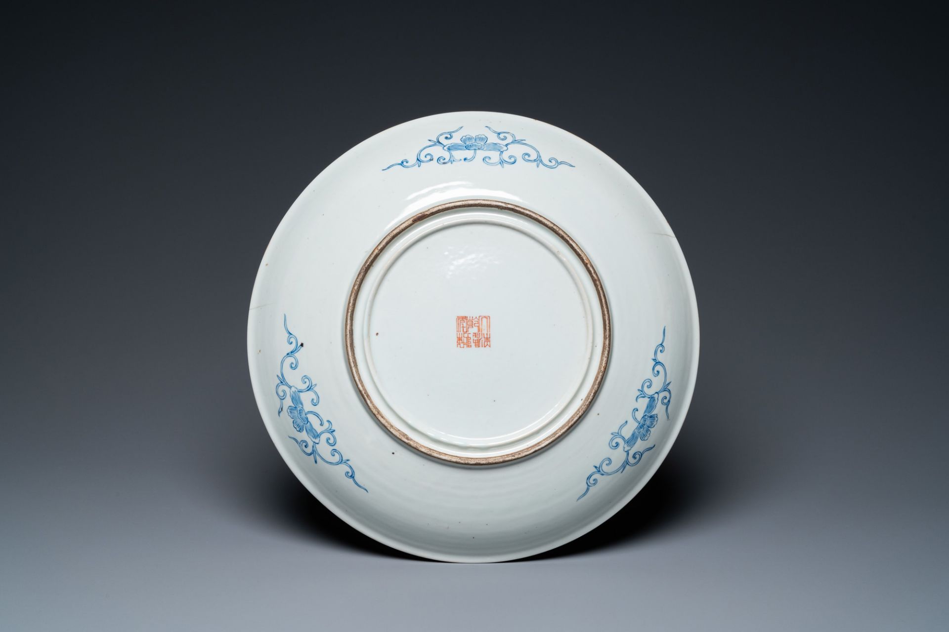 A Chinese famille rose dish, a blue and white bowl and a sang de boeuf vase, 19/20th C. - Image 3 of 9