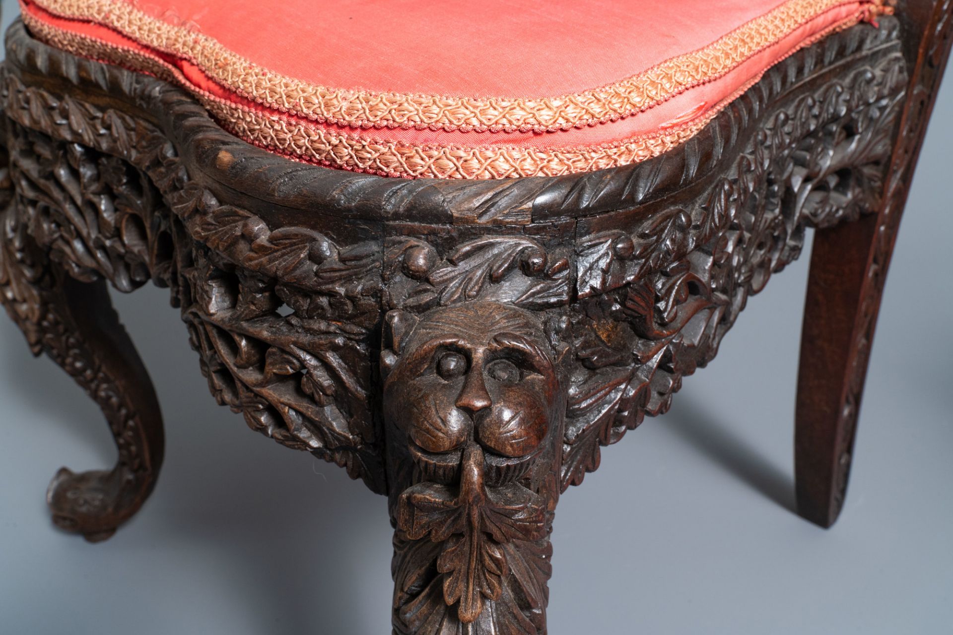 Two Anglo-Indian colonial or Ceylonese reticulated wooden chairs, 18/19th C. - Image 10 of 15