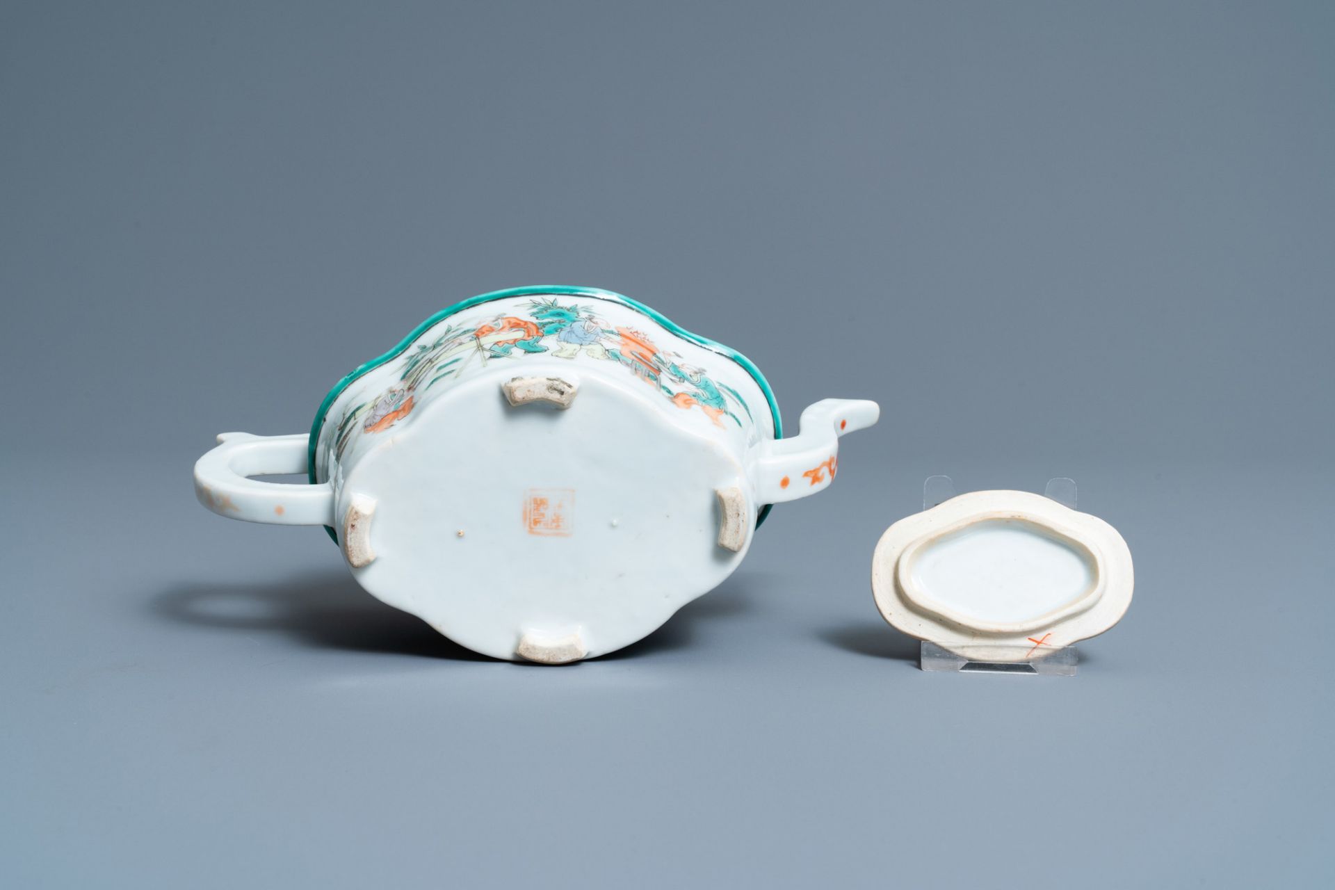 An unusual Chinese Canton famille verte teapot and cover, 19th C. - Image 7 of 7