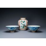 A pair of Chinese blue and white bowls and a famille verte vase, 19th C.