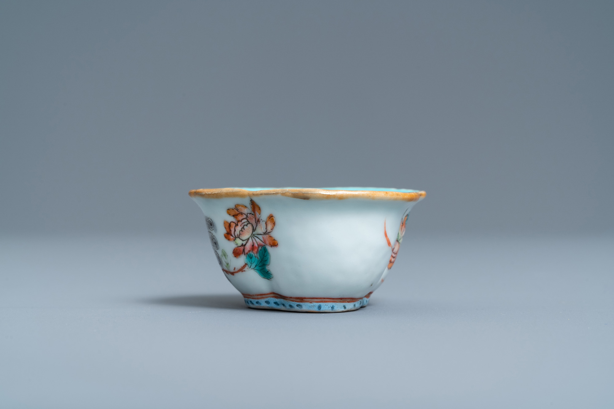 A Chinese qianjiang cai hat stand and five famille rose wares, 19/20th C. - Image 13 of 15