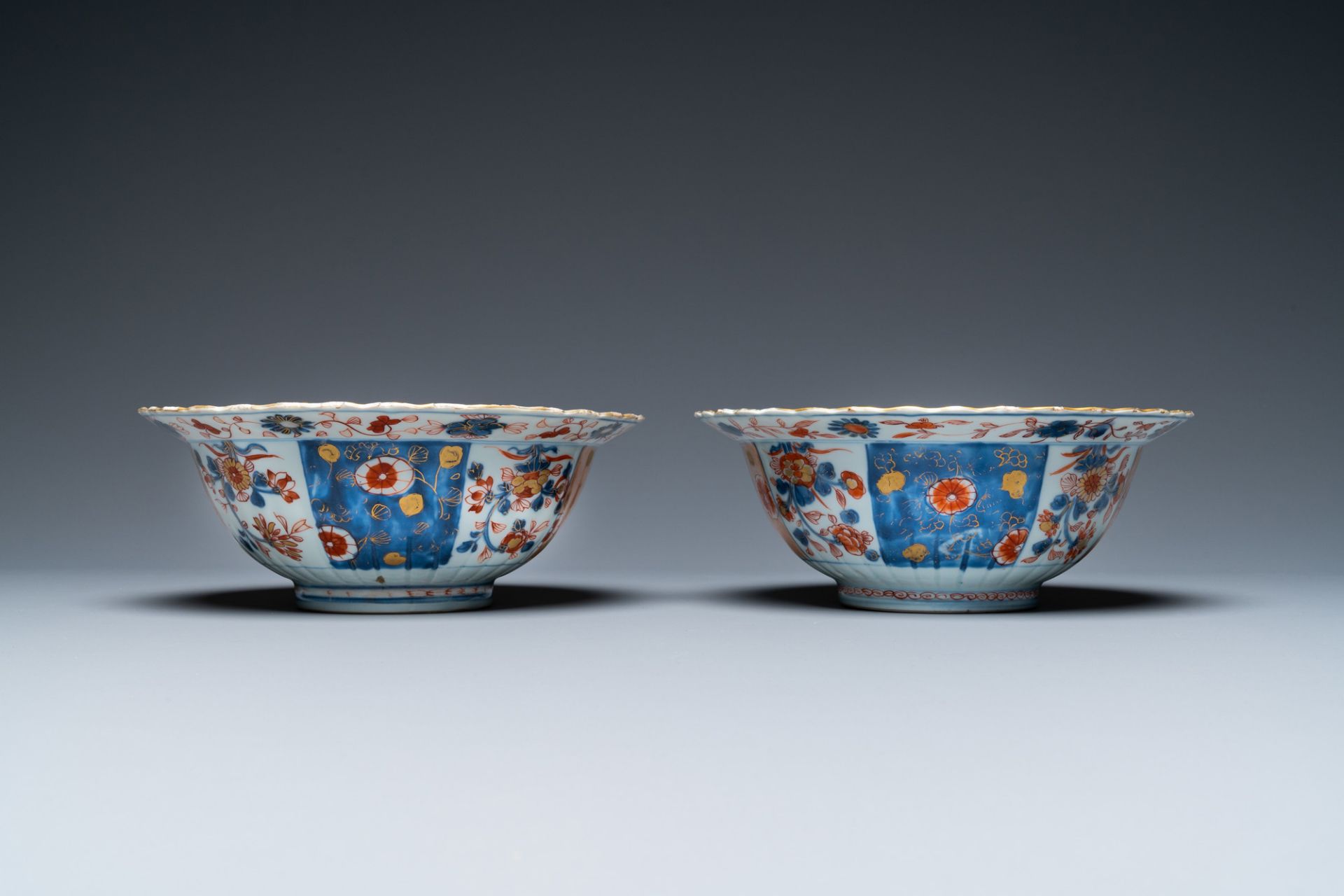 A pair of Chinese Imari-style bowls, Kangxi - Image 4 of 7