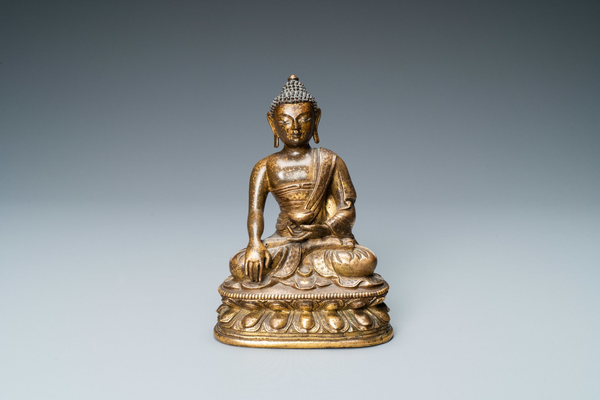 A Chinese gilt bronze 'Medicine Buddha' figure, 17/18th C.