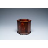 A Chinese hexagonal 'huali' wooden brush pot, 18/19th C.