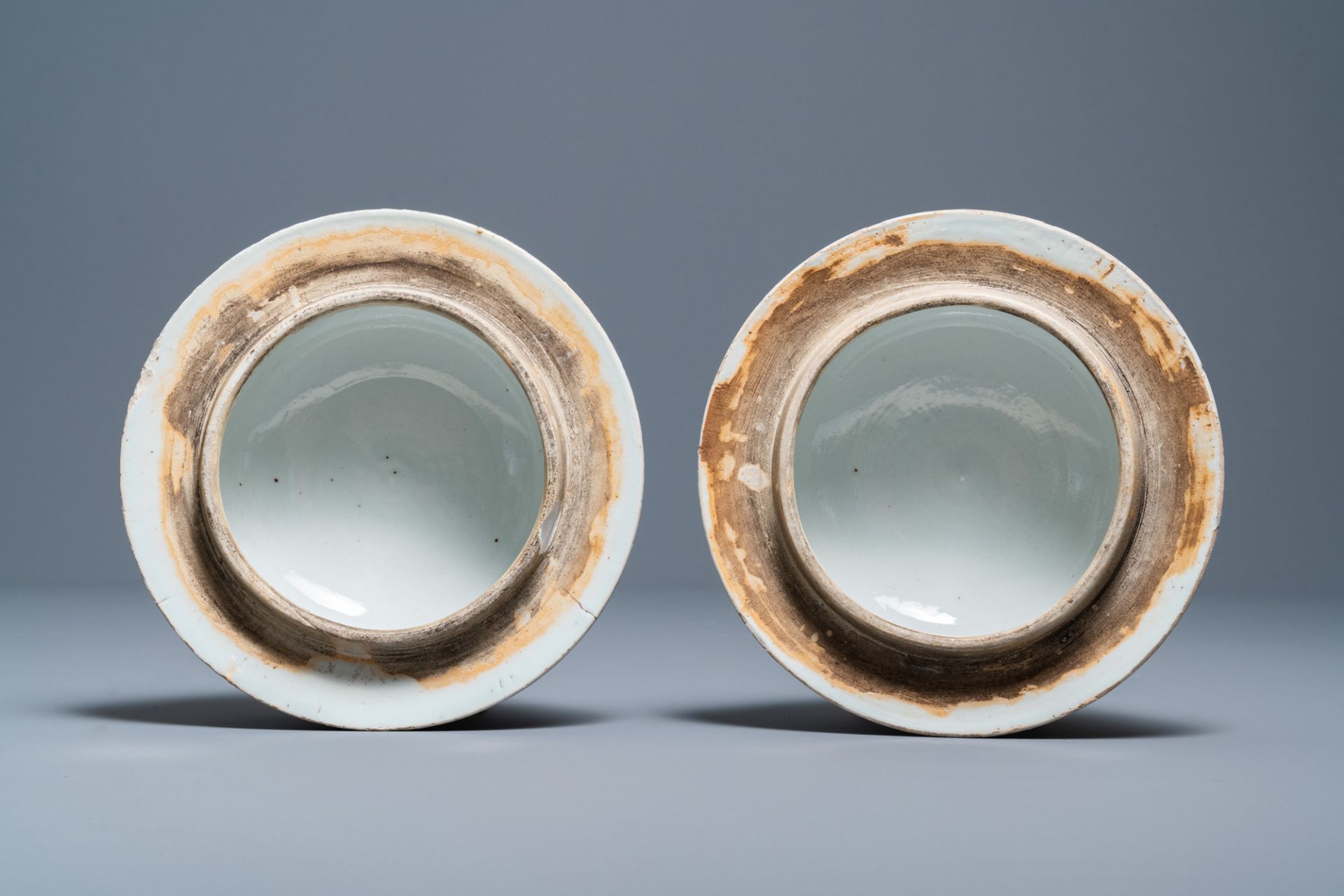 A pair of large Chinese blue and white covered vases, 19th C. - Bild 9 aus 10