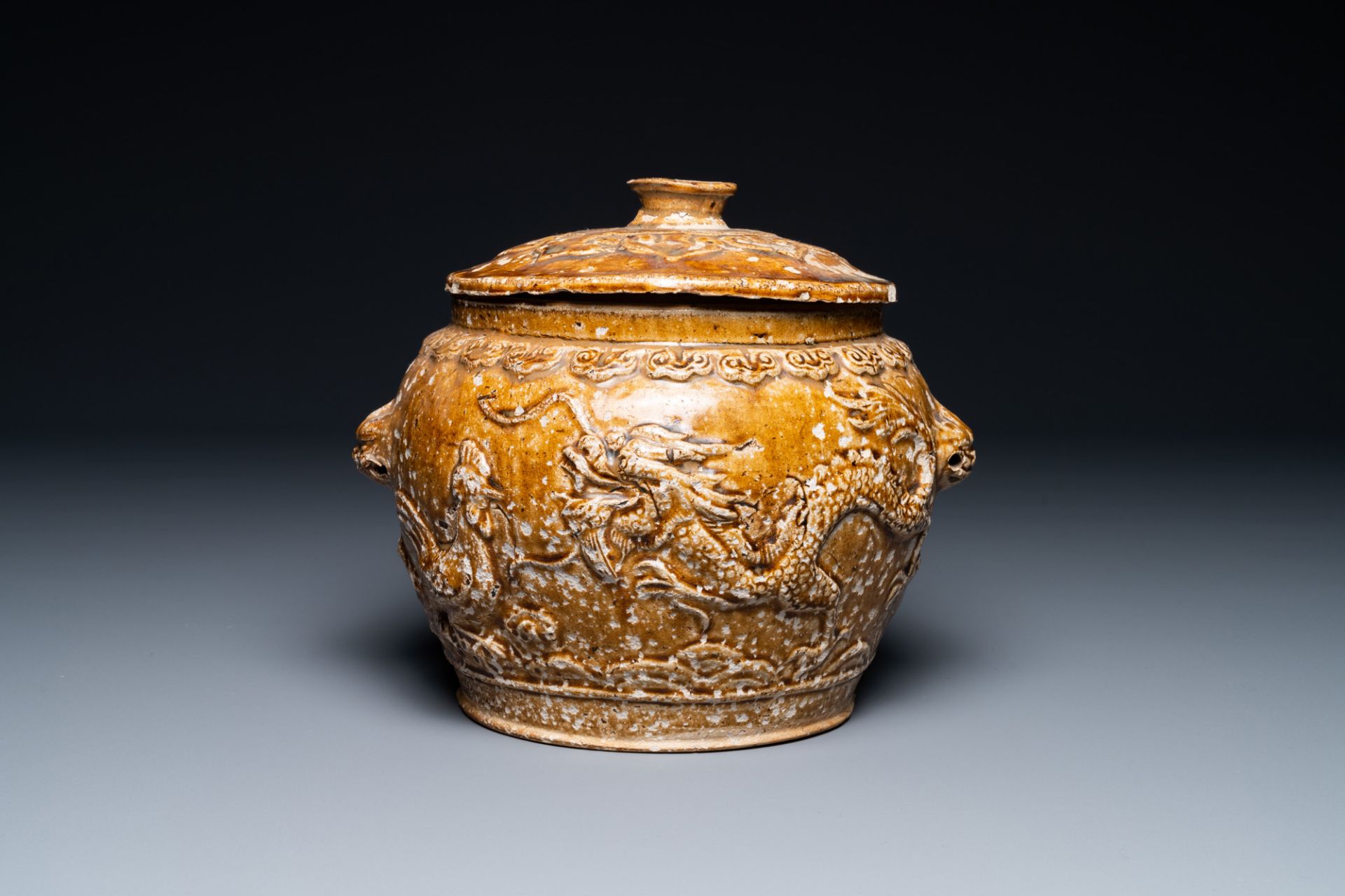 A Vietnamese brown-glazed 'dragon and deer' bowl and cover, 15/16th C. - Image 2 of 7