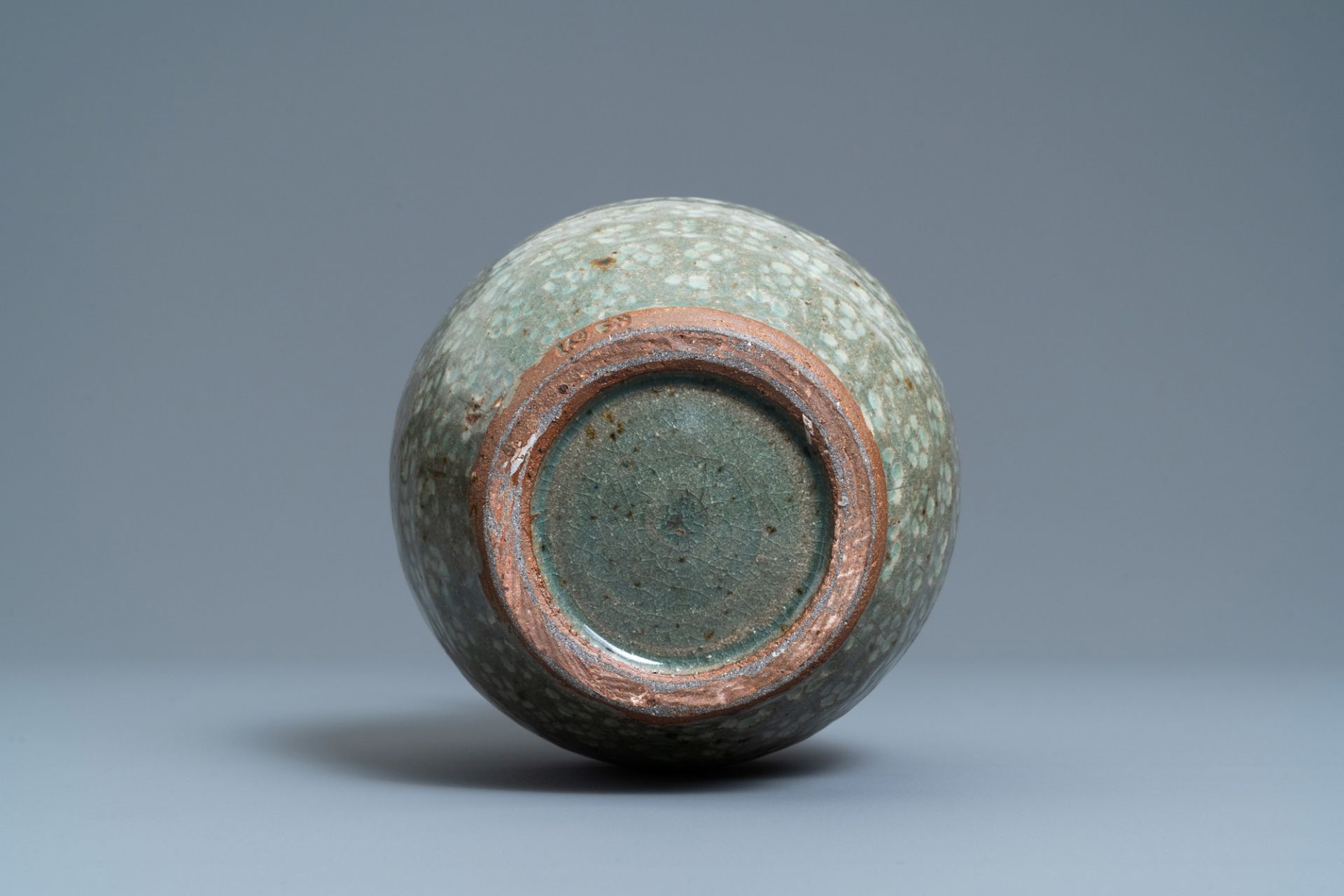 A Korean slip-inlaid celadon vase, probably Joseon, 18th C. - Bild 6 aus 6