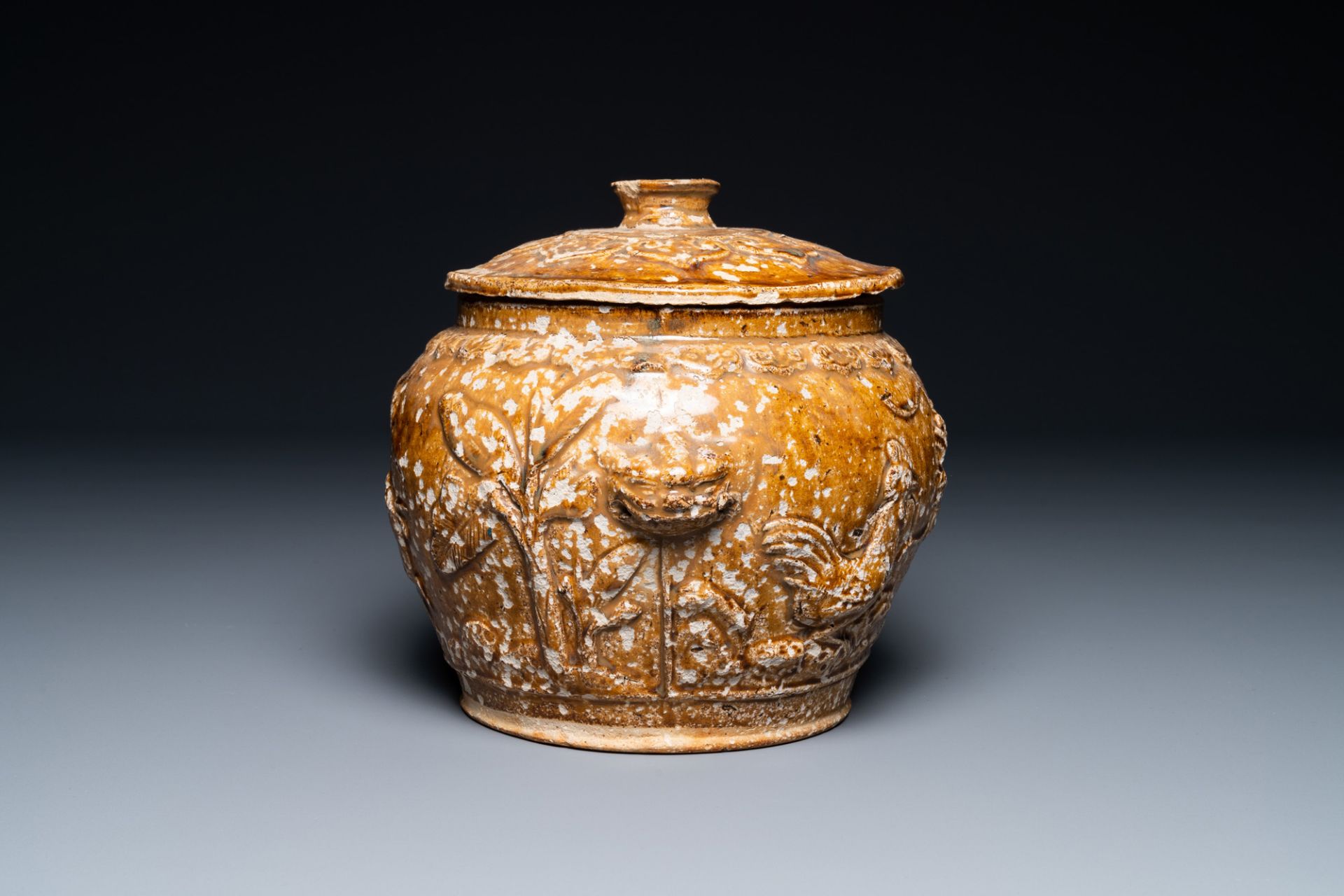 A Vietnamese brown-glazed 'dragon and deer' bowl and cover, 15/16th C. - Image 5 of 7