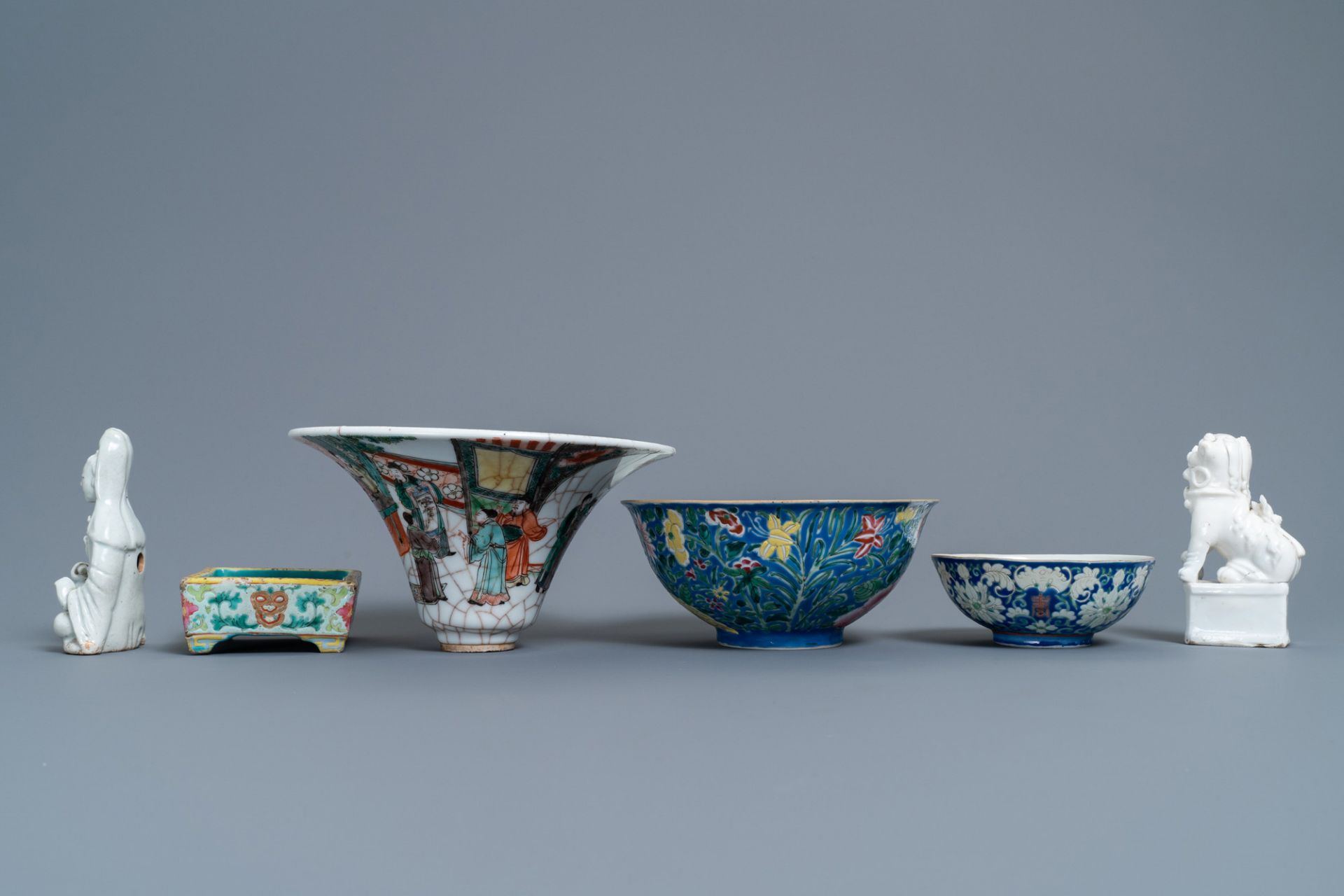 A varied collection of Chinese porcelain, 18/20th C. - Image 5 of 11