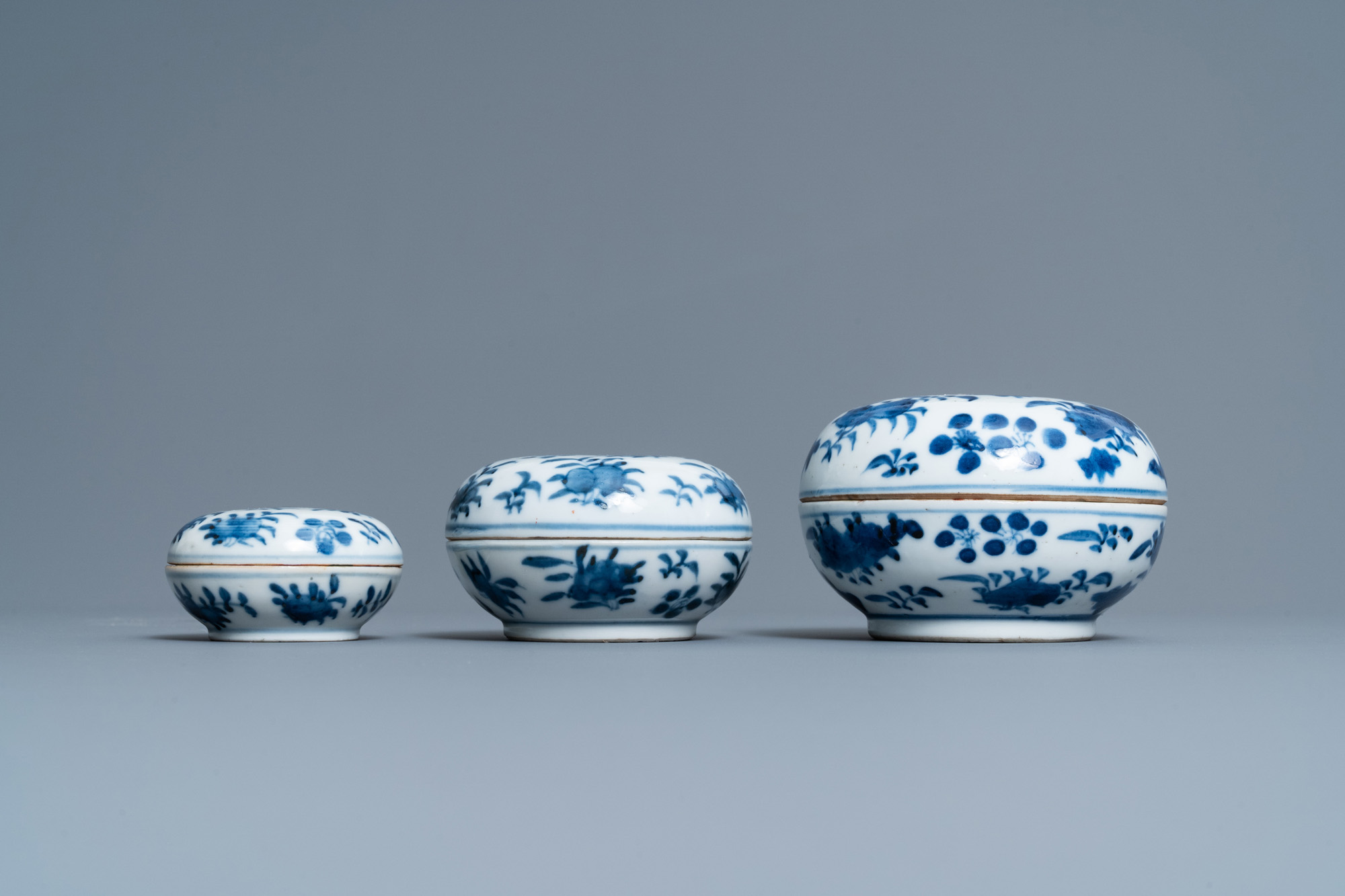 Eight Chinese blue and white dishes, a platter and three covered boxes, Yongzheng and later - Image 11 of 16