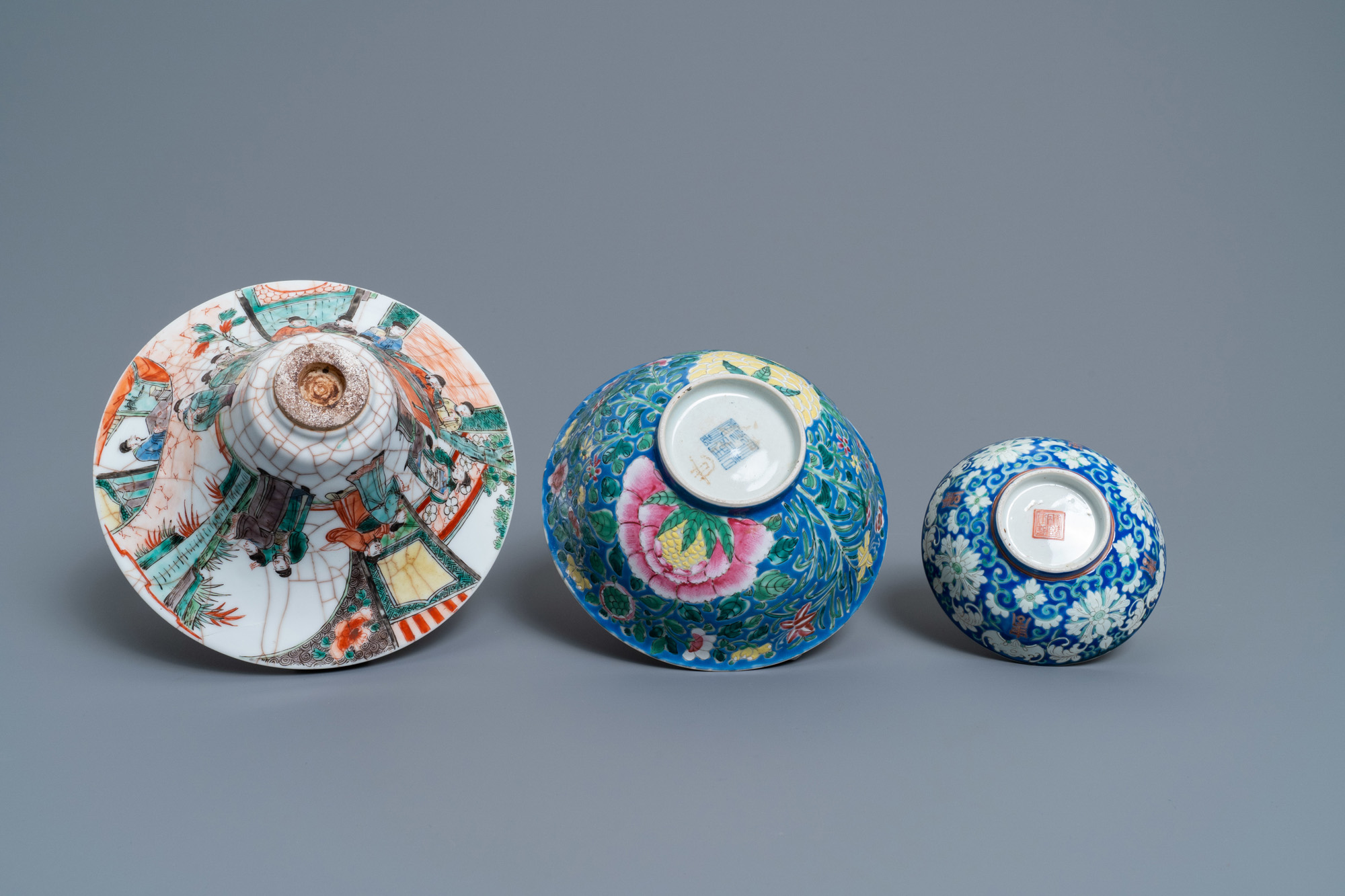 A varied collection of Chinese porcelain, 18/20th C. - Image 9 of 11