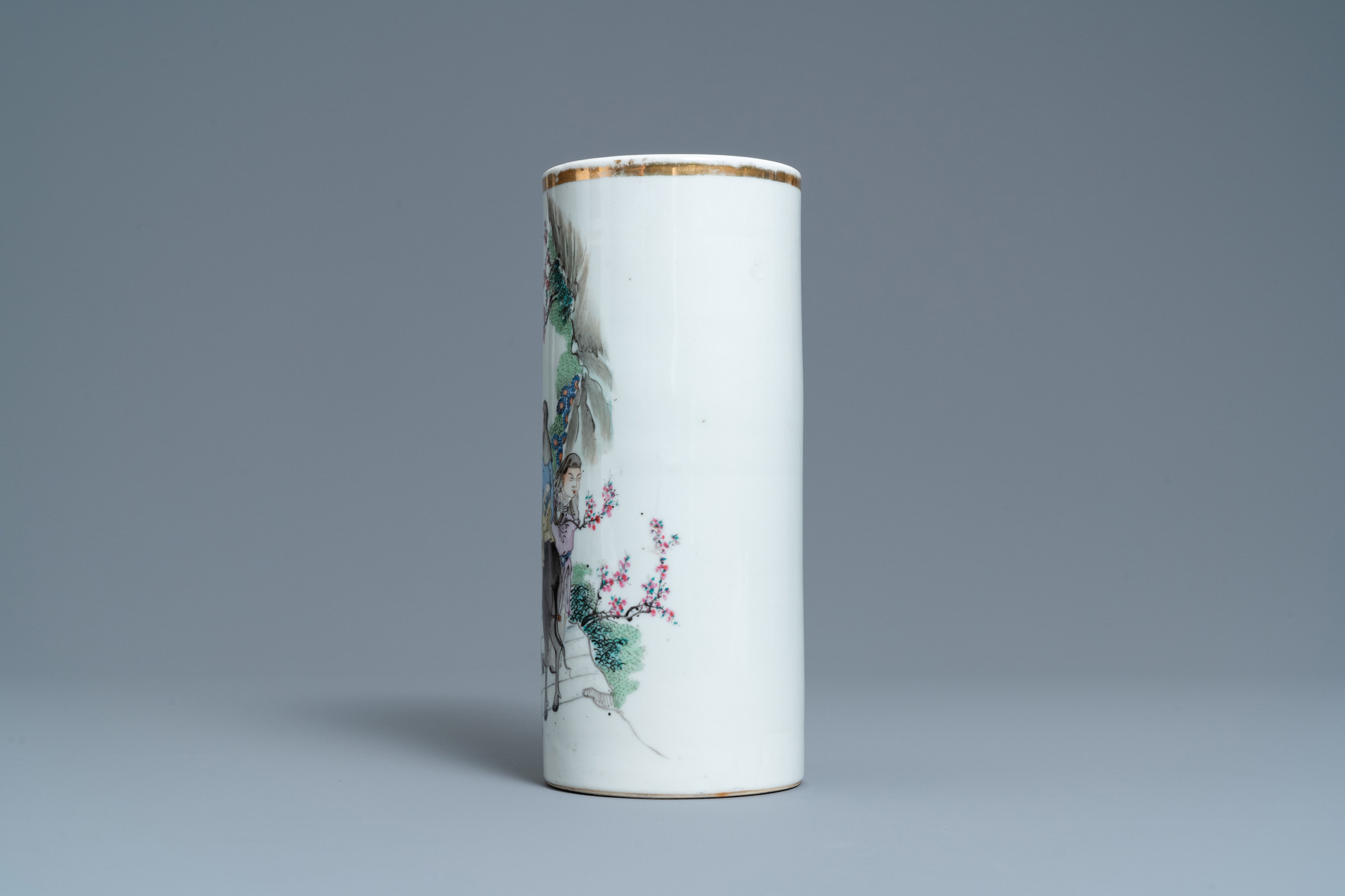 A Chinese qianjiang cai hat stand and five famille rose wares, 19/20th C. - Image 5 of 15