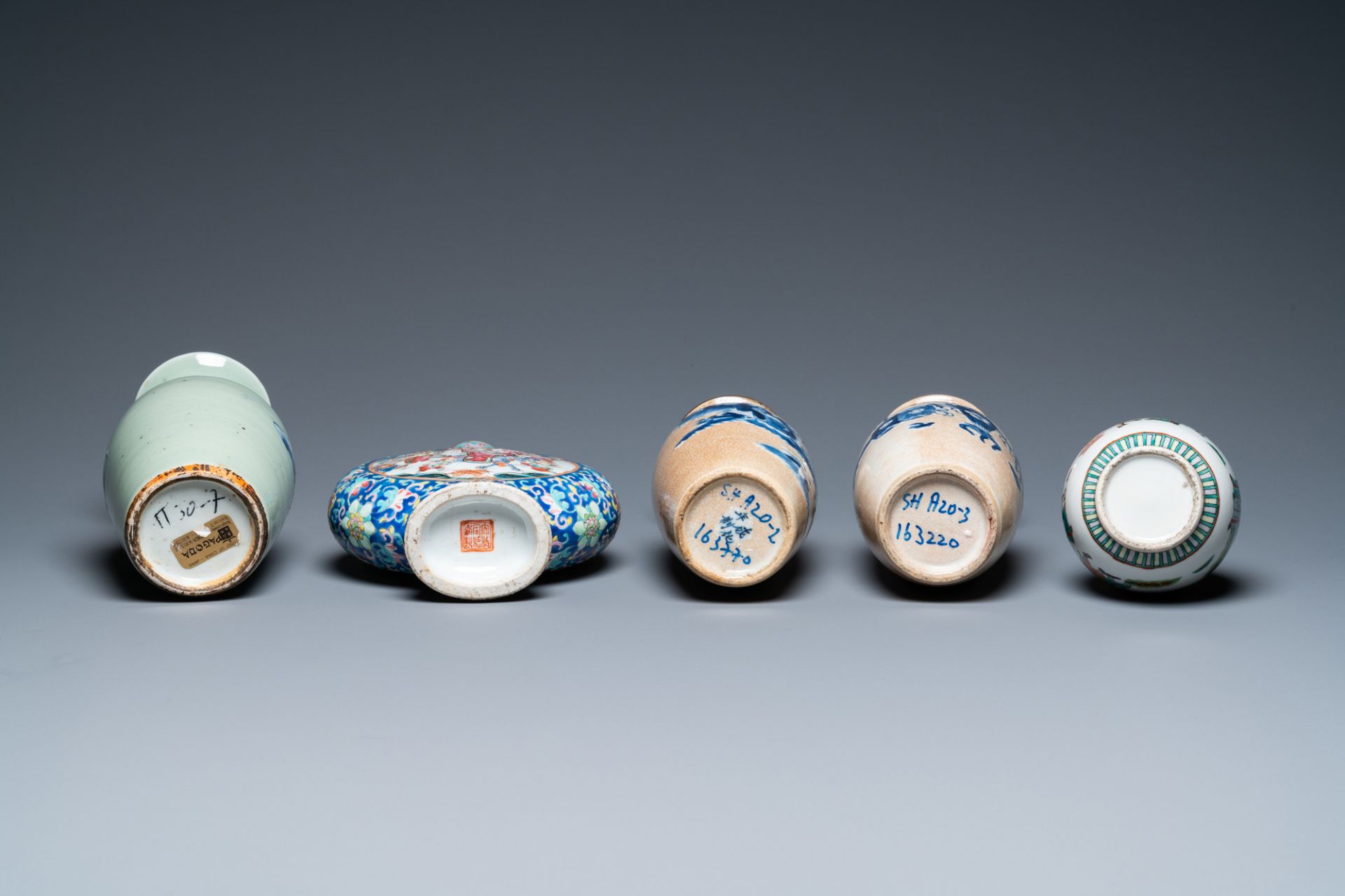 Six diverse Chinese vases and a soft paste seal paste box, 19/20th C. - Bild 7 aus 16
