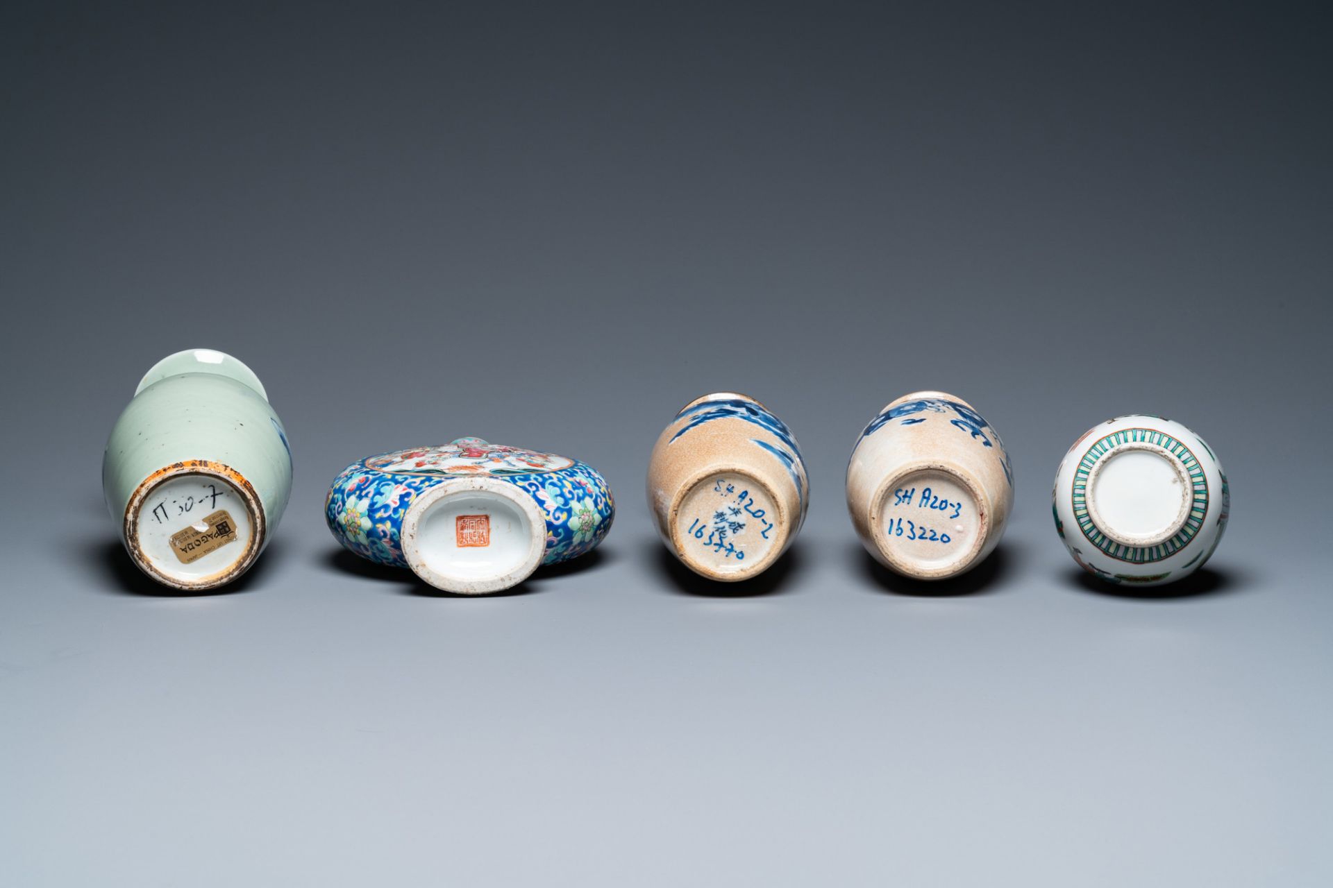 Six diverse Chinese vases and a soft paste seal paste box, 19/20th C. - Image 7 of 16