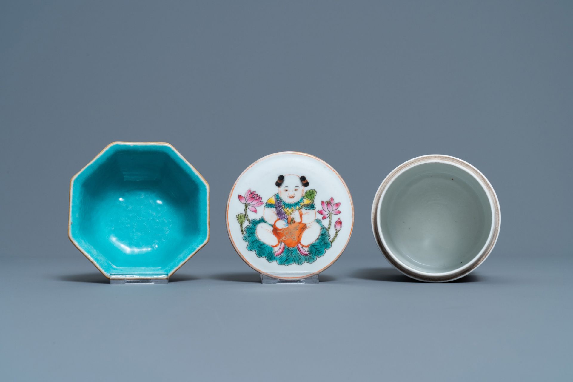 Five Chinese blue and white dishes, a bowl and a covered jar, 18/19th C. - Image 10 of 11