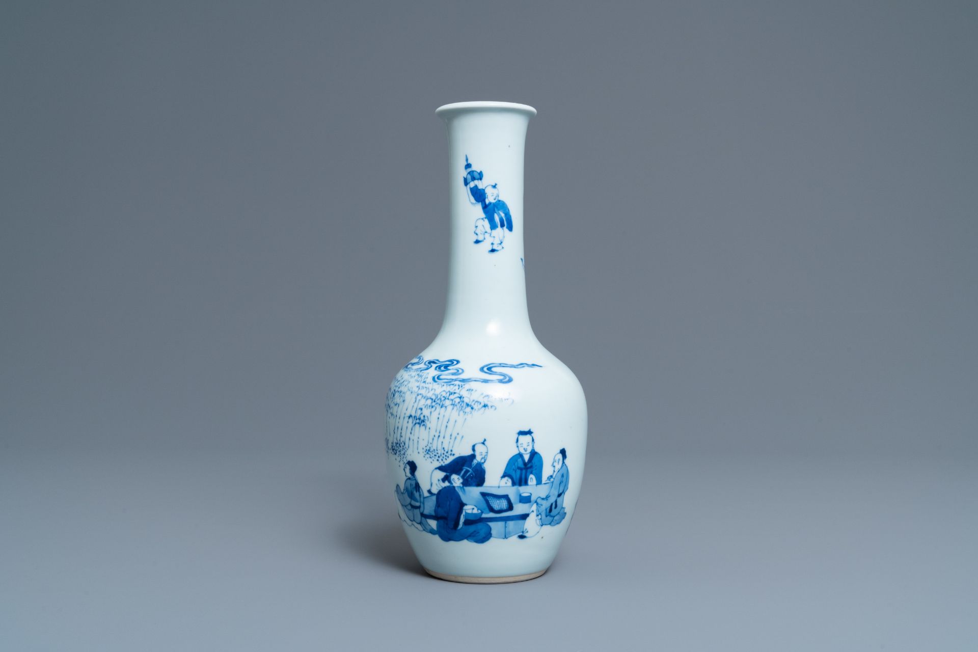 A Chinese blue and white bottle vase with go-players, 19/20th C.