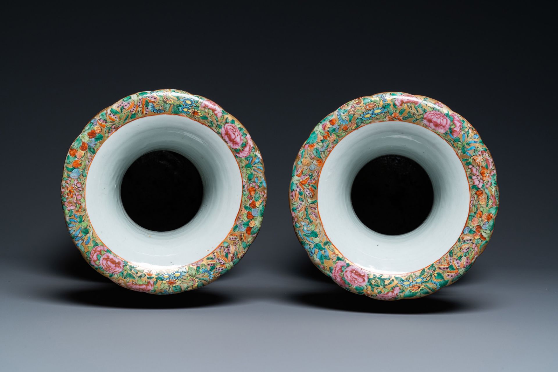 A pair of Chinese Canton famille rose vases, 19th C. - Image 5 of 6