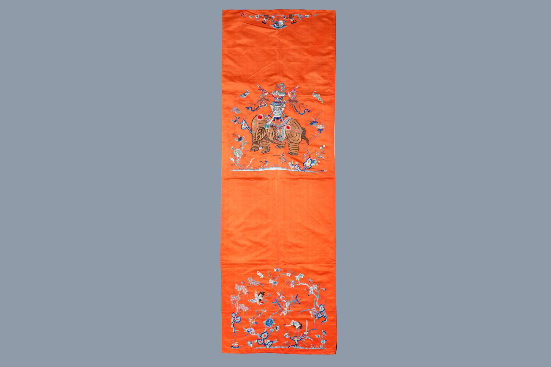 Three Chinese embroidered silk panels with elephants and buddhist lions, 19th C. - Bild 8 aus 20