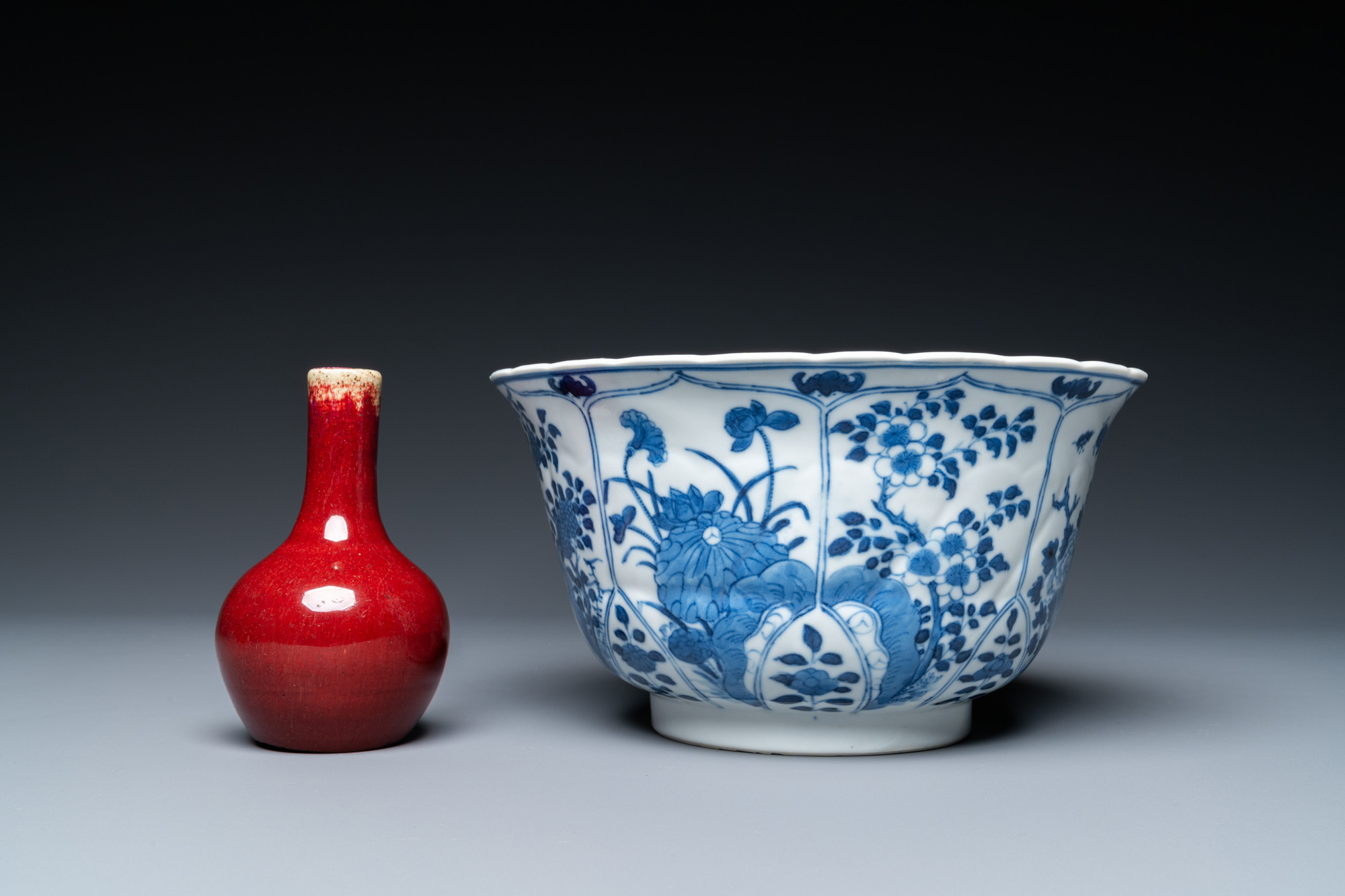 A Chinese famille rose dish, a blue and white bowl and a sang de boeuf vase, 19/20th C. - Image 5 of 9