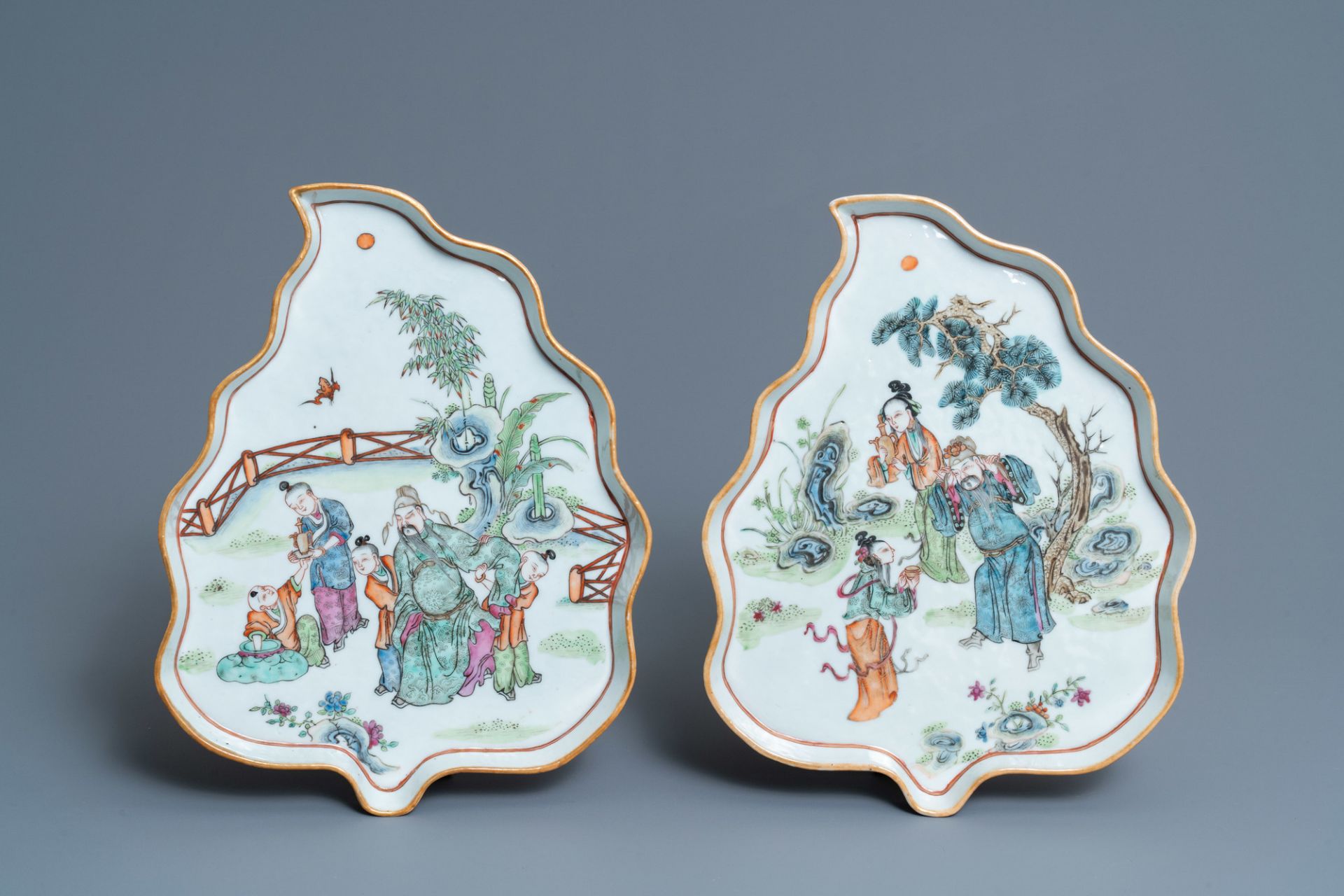Two Chinese leaf-shaped famille rose dishes, 19th C. - Bild 2 aus 3