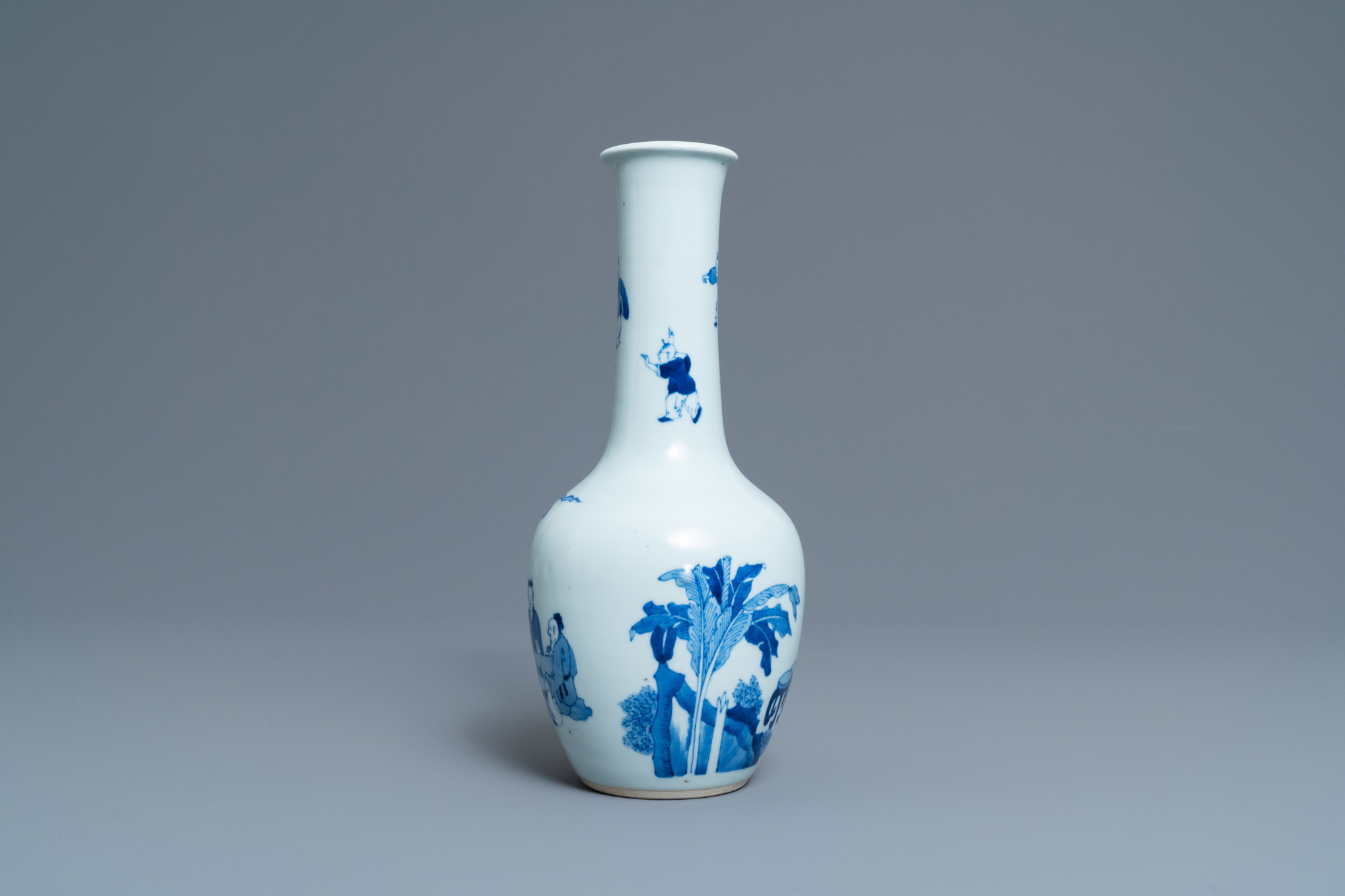 A Chinese blue and white bottle vase with go-players, 19/20th C. - Image 4 of 6