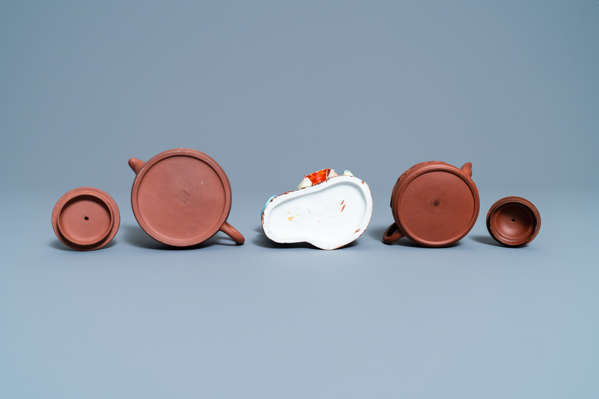 Two Chinese Yixing stoneware teapots and a famille rose 'Shou Lao' group, Kangxi and 20th C. - Image 7 of 7