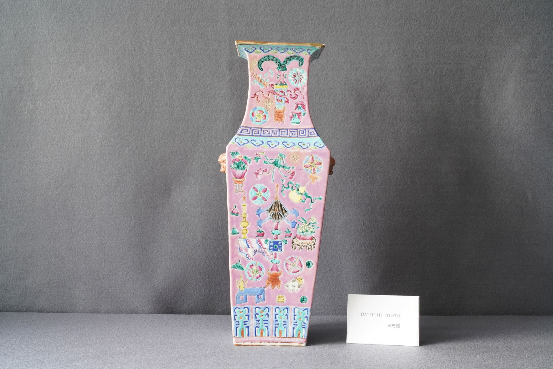 A square Chinese pink-ground famille rose 'antiquities' vase, 19th C. - Bild 12 aus 14