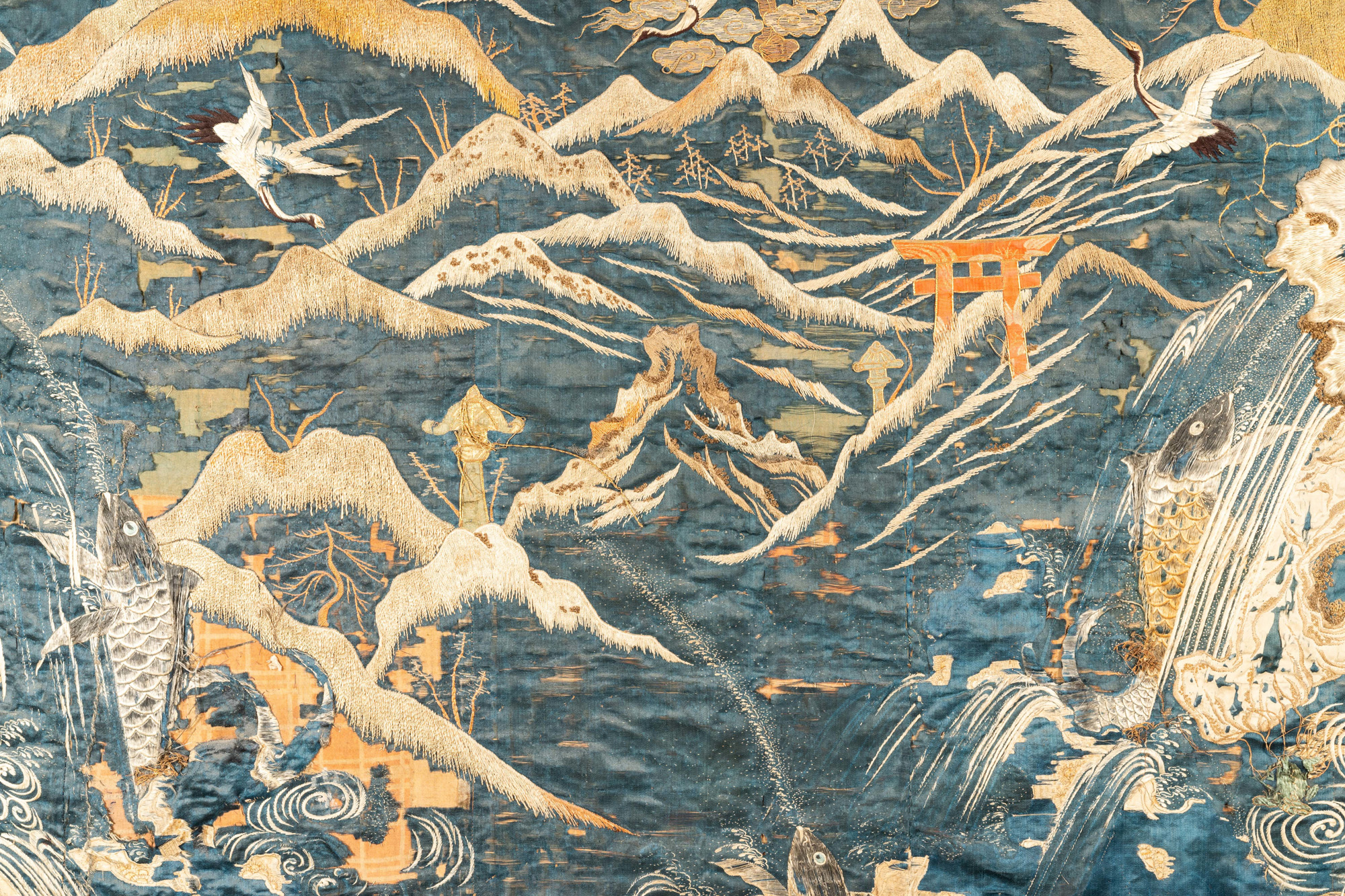A large Japanese silk embroidery with Mount Fuji, cranes and carps, Meiji, 19th C. - Bild 5 aus 6