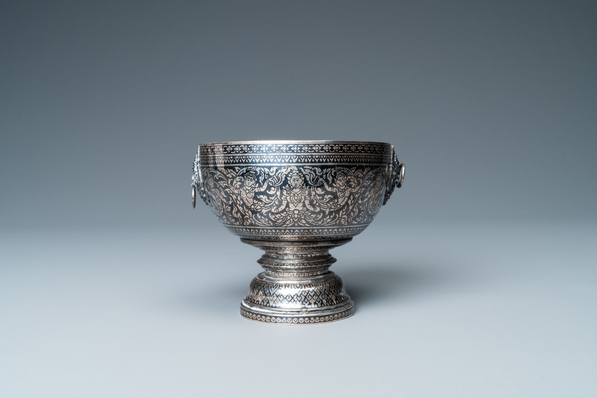 A Thai niello silver 'Thom Ngoen' bowl, 19/20th C. - Image 2 of 7