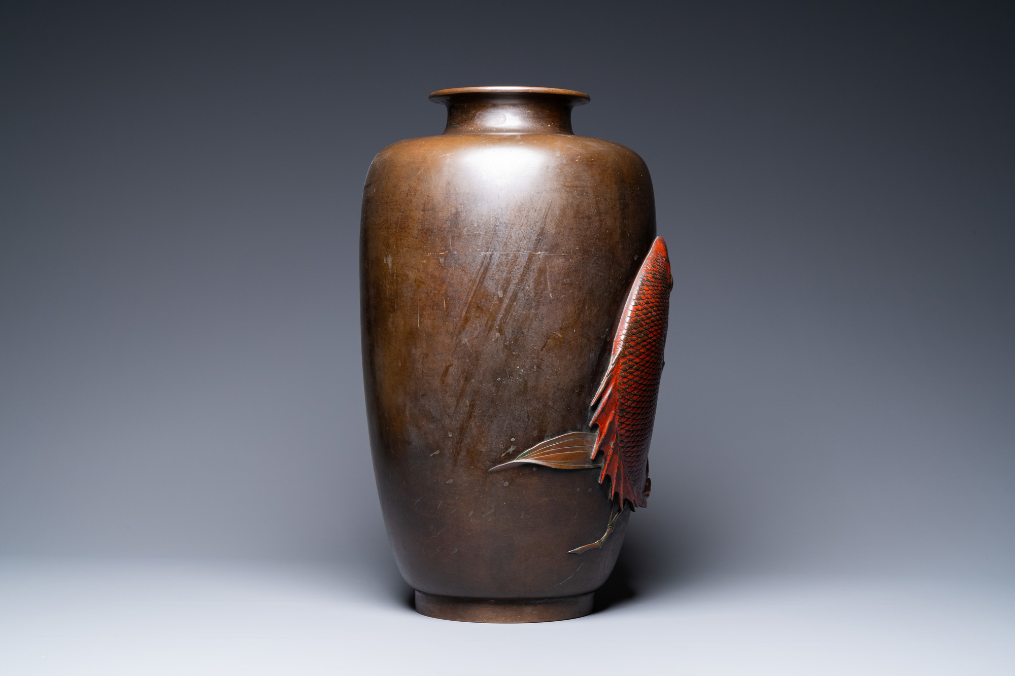 A large Japanese bronze 'koi' vase, Meiji, 19th C. - Bild 2 aus 6