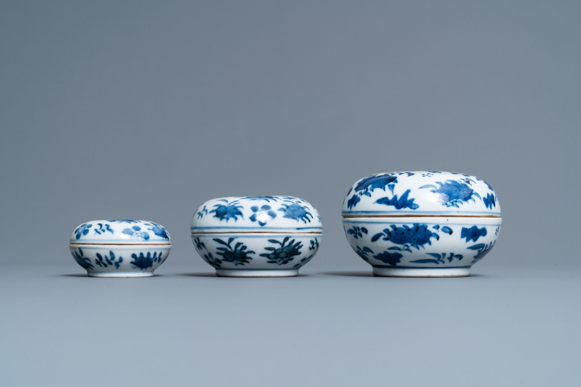 Eight Chinese blue and white dishes, a platter and three covered boxes, Yongzheng and later - Image 14 of 16