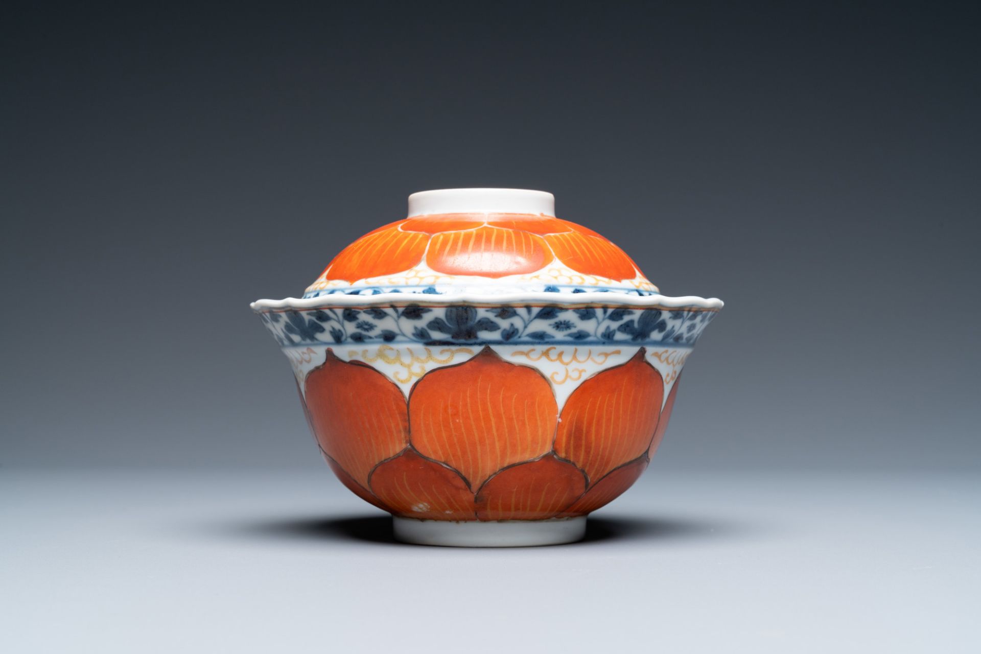 A Chinese iron-red, gilt and blue and white covered bowl on stand, 19th C. - Bild 4 aus 9