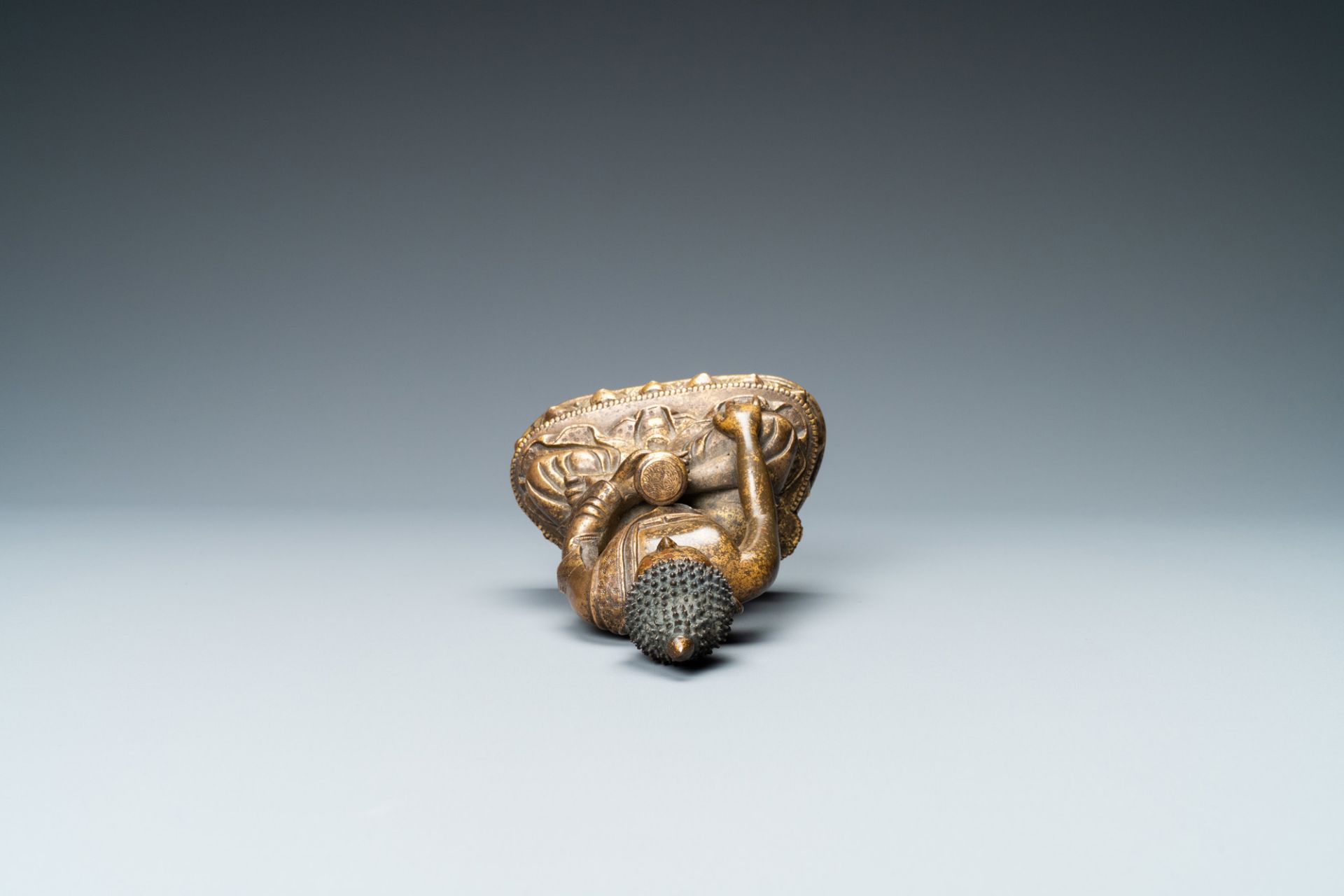 A Chinese gilt bronze 'Medicine Buddha' figure, 17/18th C. - Image 6 of 7